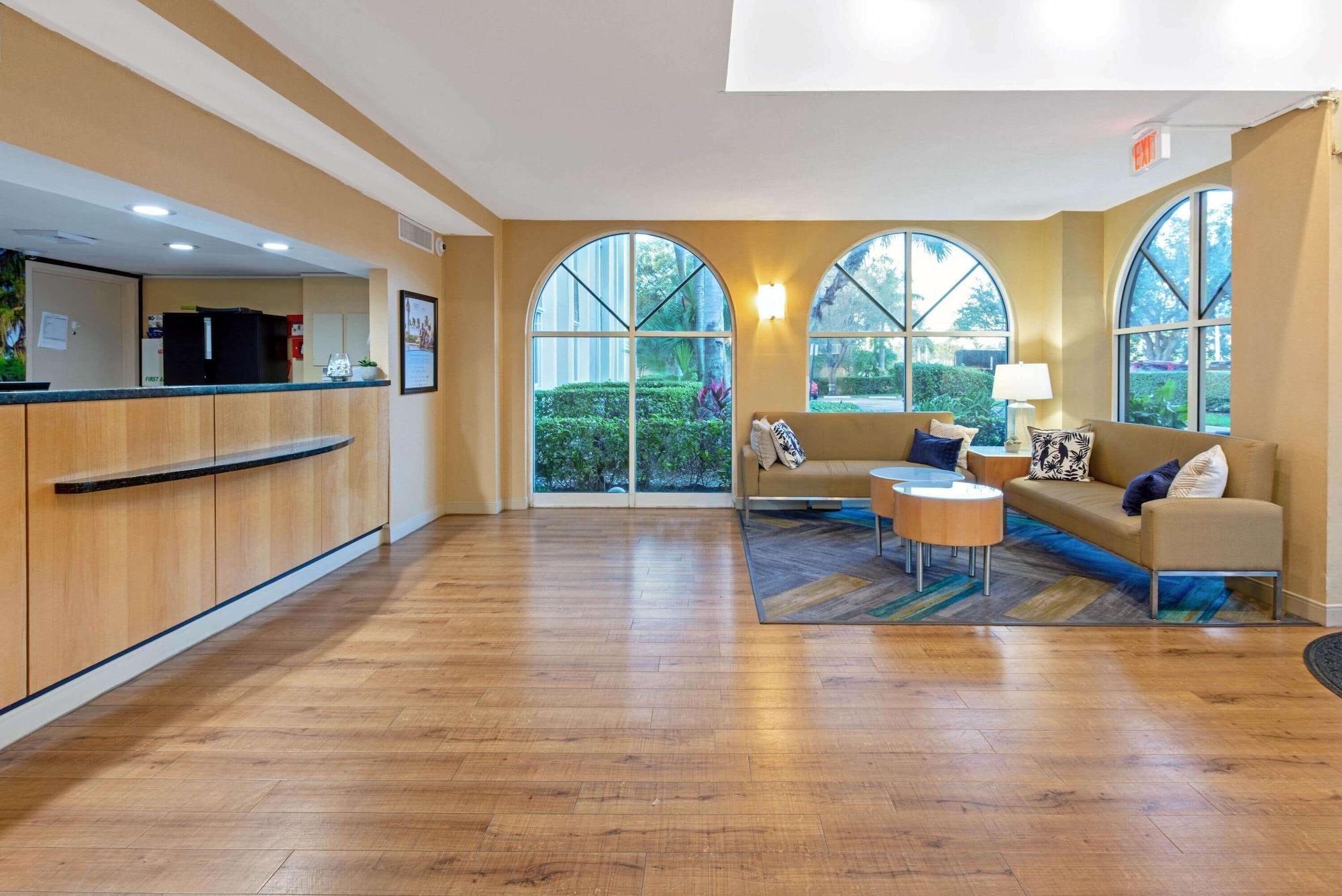 Vista Lobby La Quinta Inn & Suites by Wyndham Coral Springs South