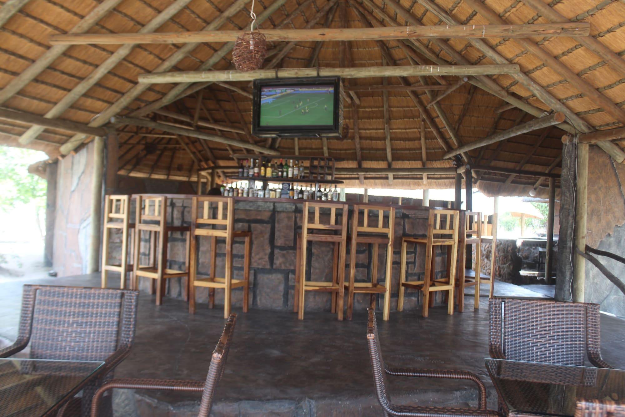 Bar/Salón Pelican Lodge and Camping