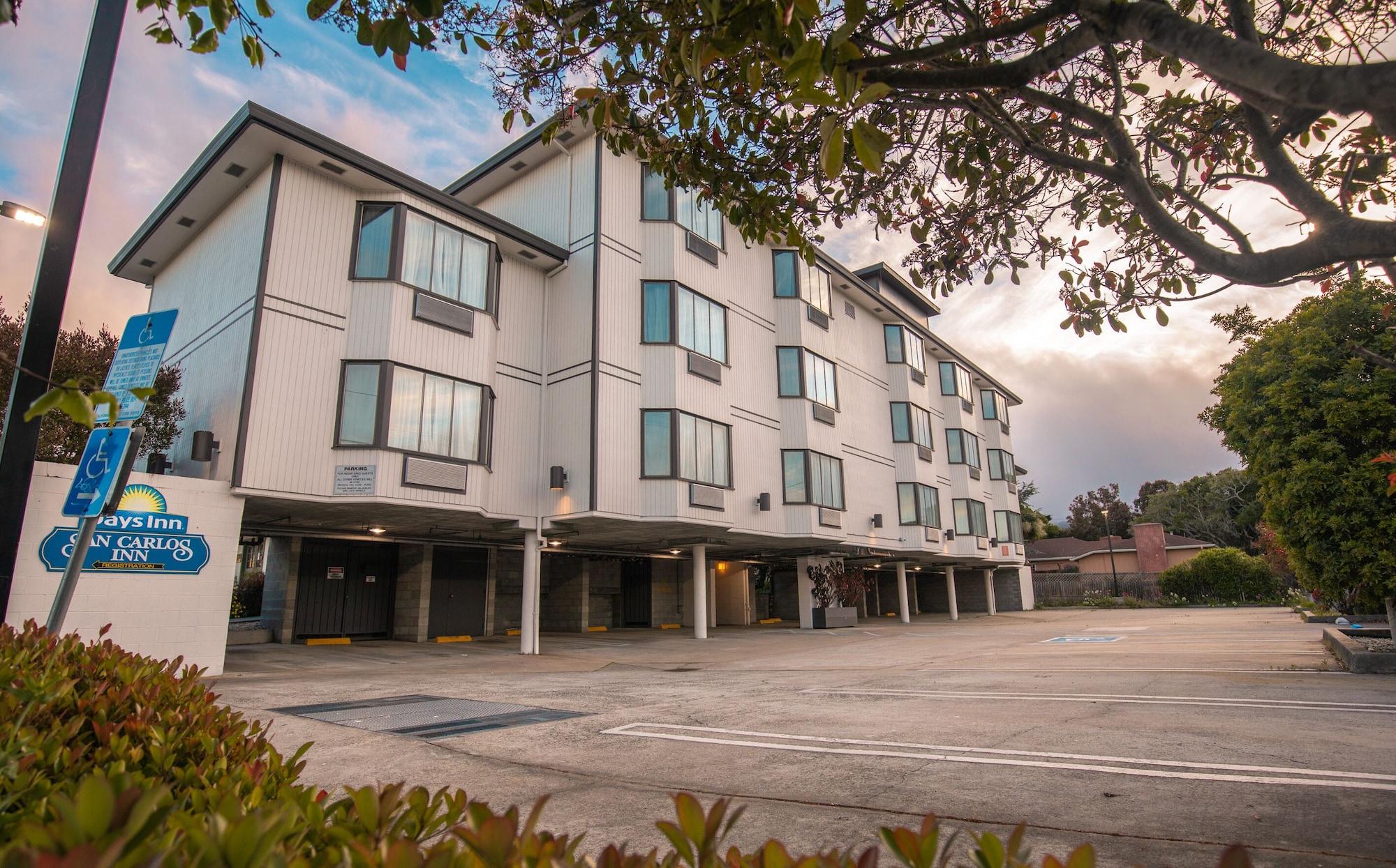 Vista Exterior Days Inn by Wyndham Monterey Downtown