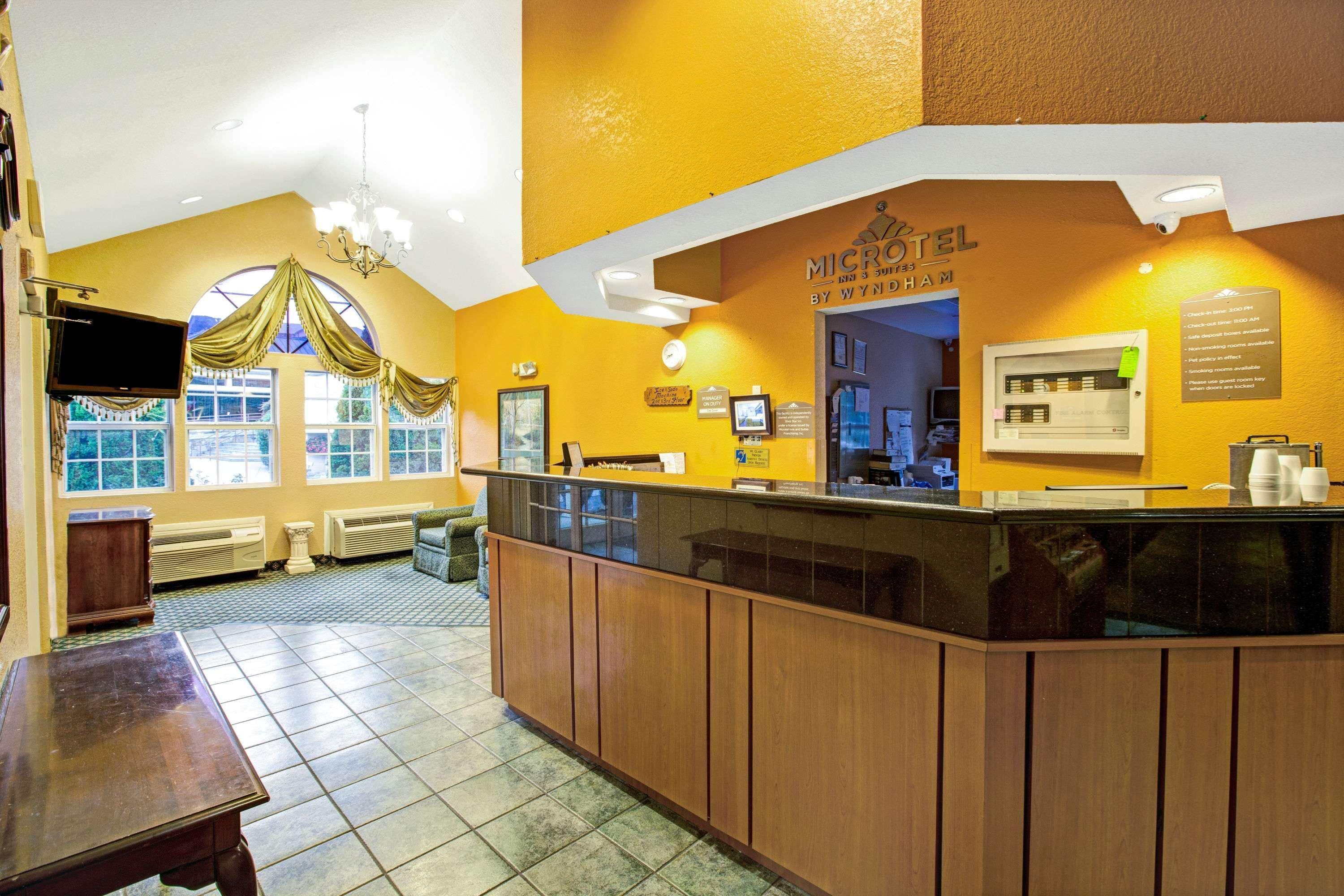 Vista Lobby Microtel Inn & Suites by Wyndham Gatlinburg