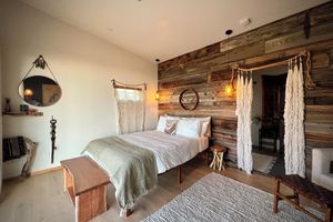 Arriendo temporal - The LoneEast 
An Eastern Sierra wilderness retreat