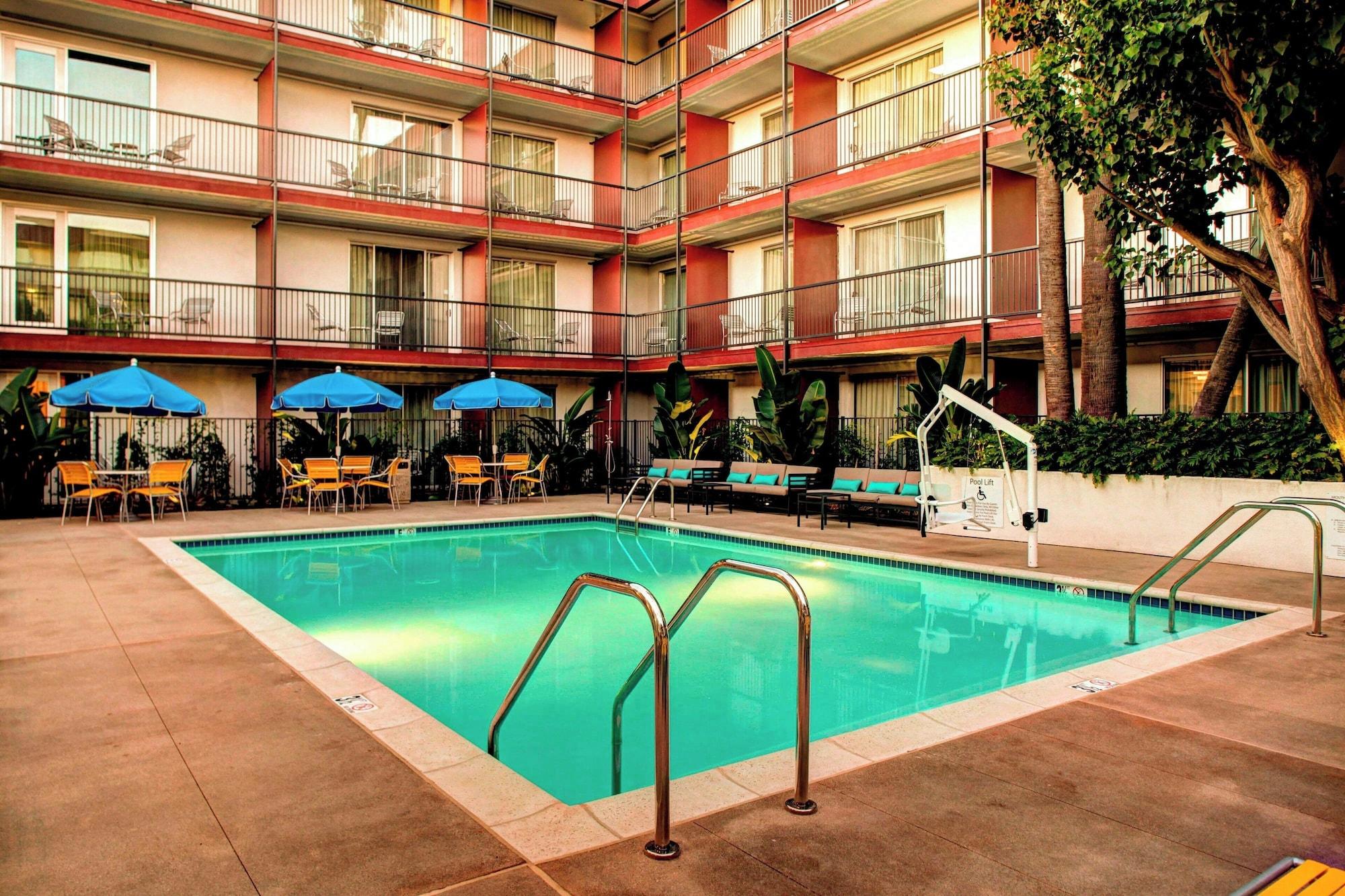 Vista Piscina Fairfield Inn & Suites Los Angeles LAX/El Segundo