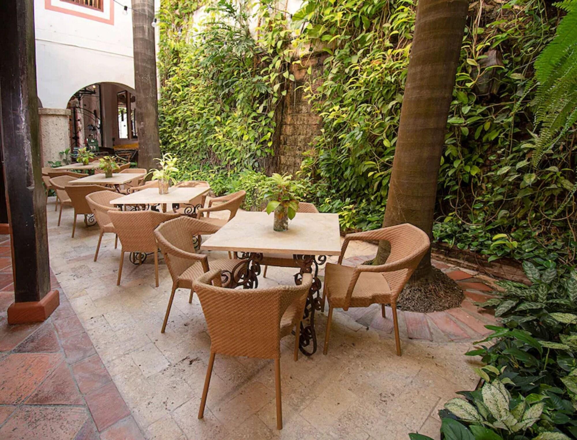 Restaurant Hb-2qf Boutique Hotel Room With Jacuzzi Air Conditioning And Wifi