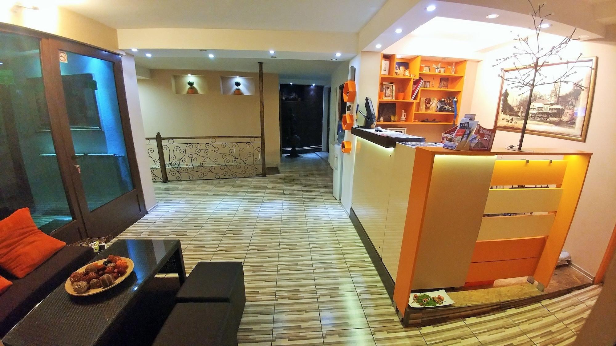 Vista Lobby Pansion River