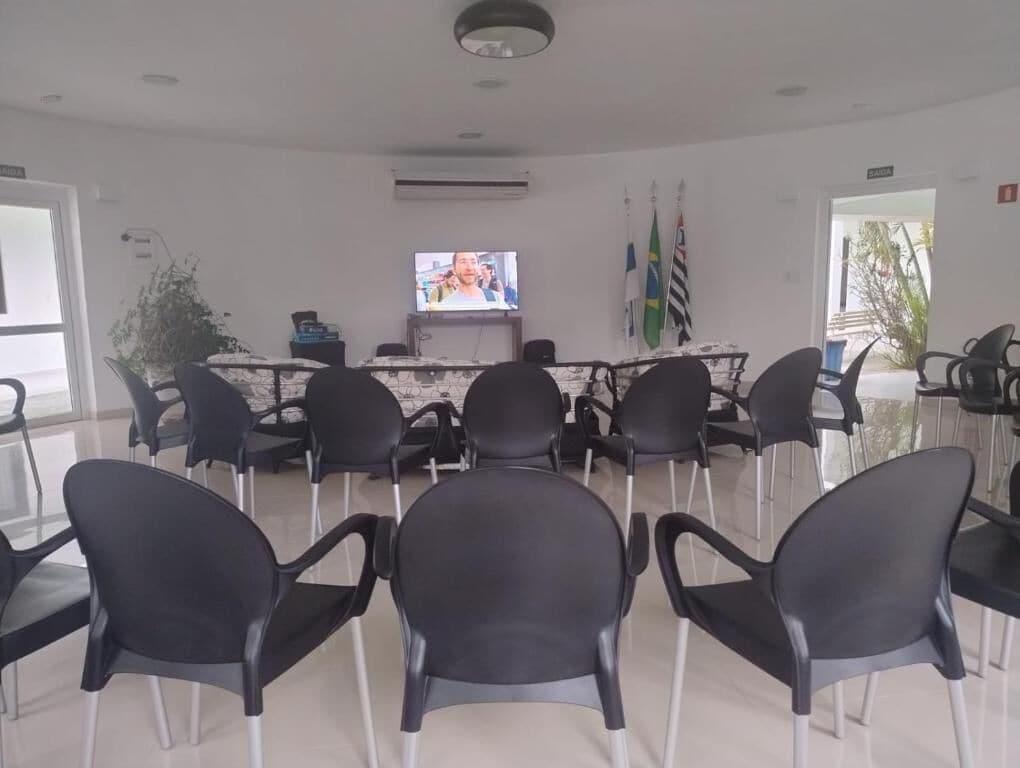 Sala de Reuniones Colônia de Férias Beleza e Arte