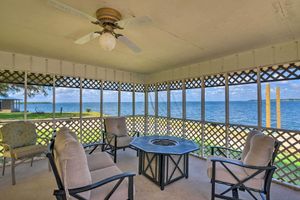 Alquiler Vacacional - Lakefront Livingston Retreat w/ Fire Pits!