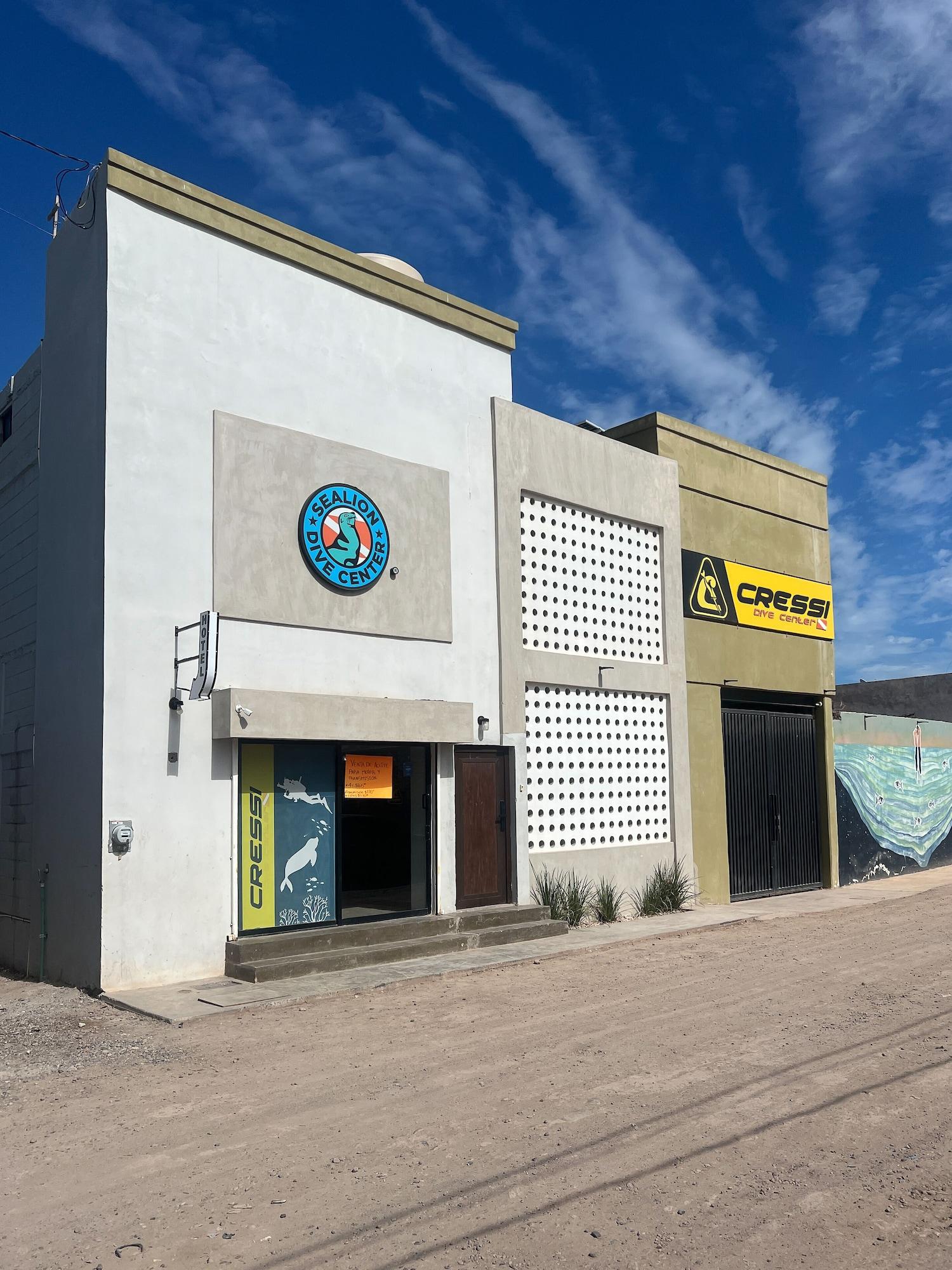 Varios Sealion Dive Center