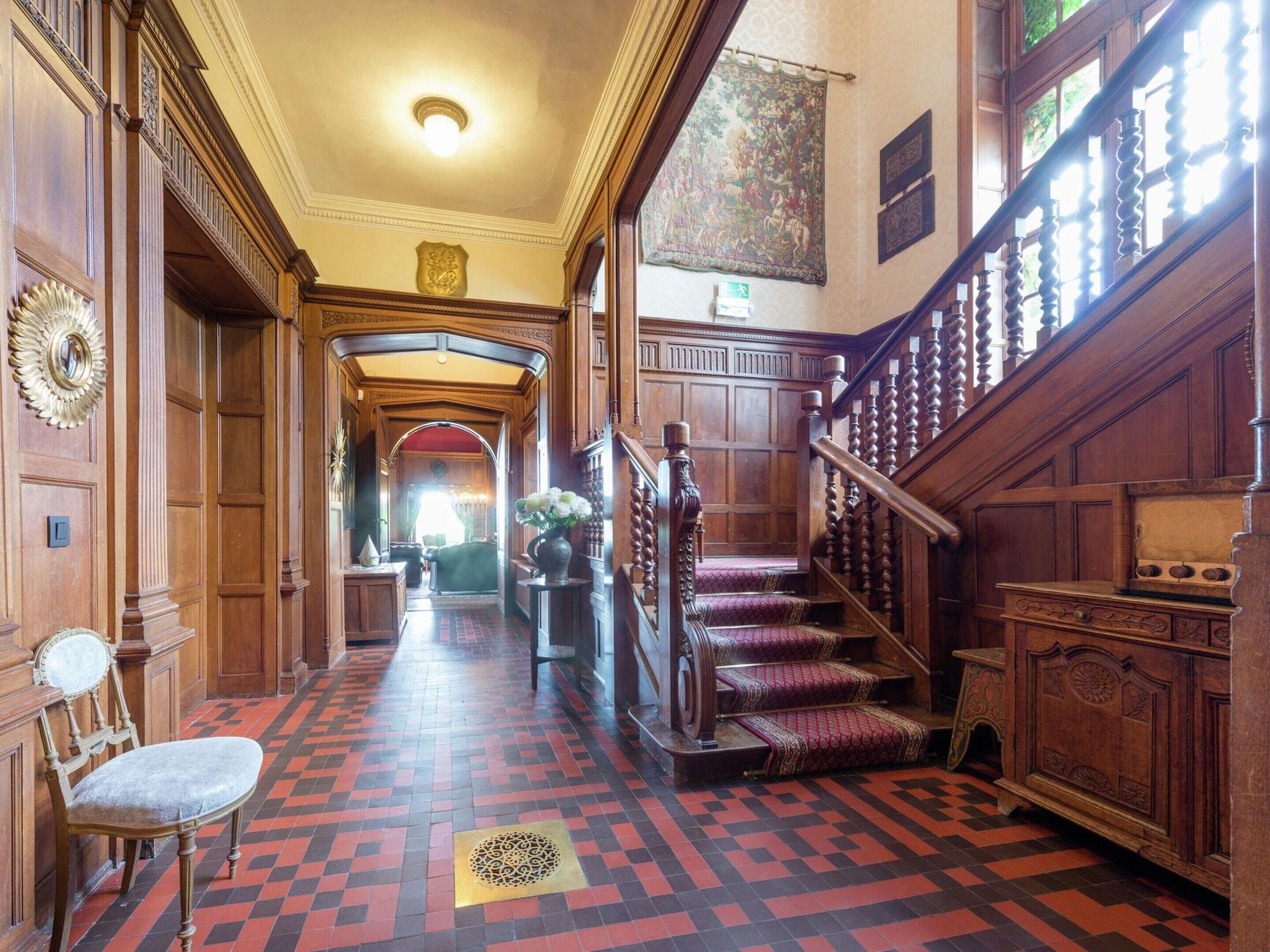 Vista Lobby Luxury Spa Castle With Swimming Pool
