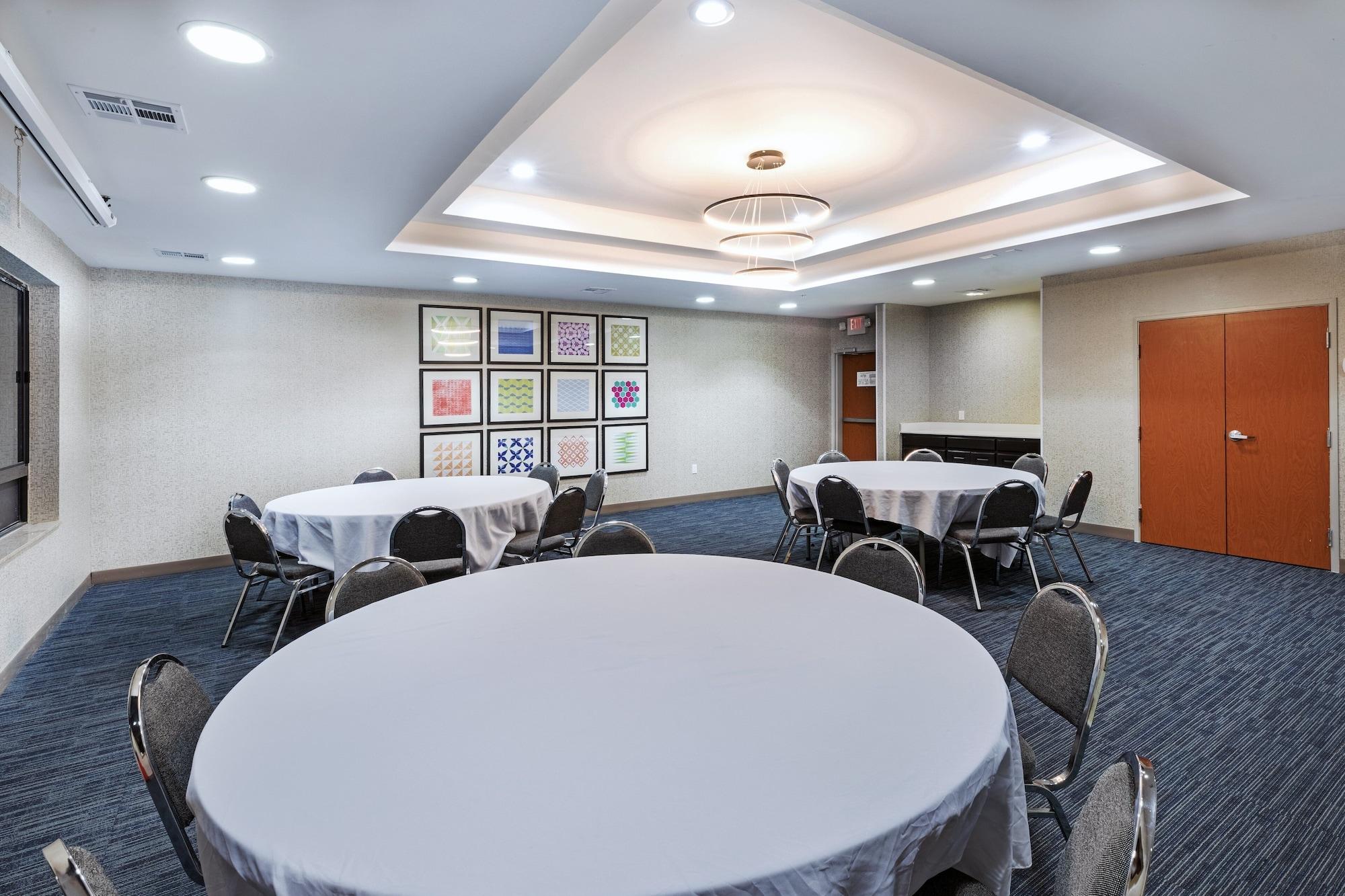 Sala de Reuniones Holiday Inn Express Hotel and Suites Pryor by IHG