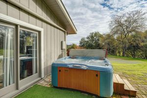 Alquiler Vacacional - Pet-friendly Jamestown Home w/ Sweeping Views!