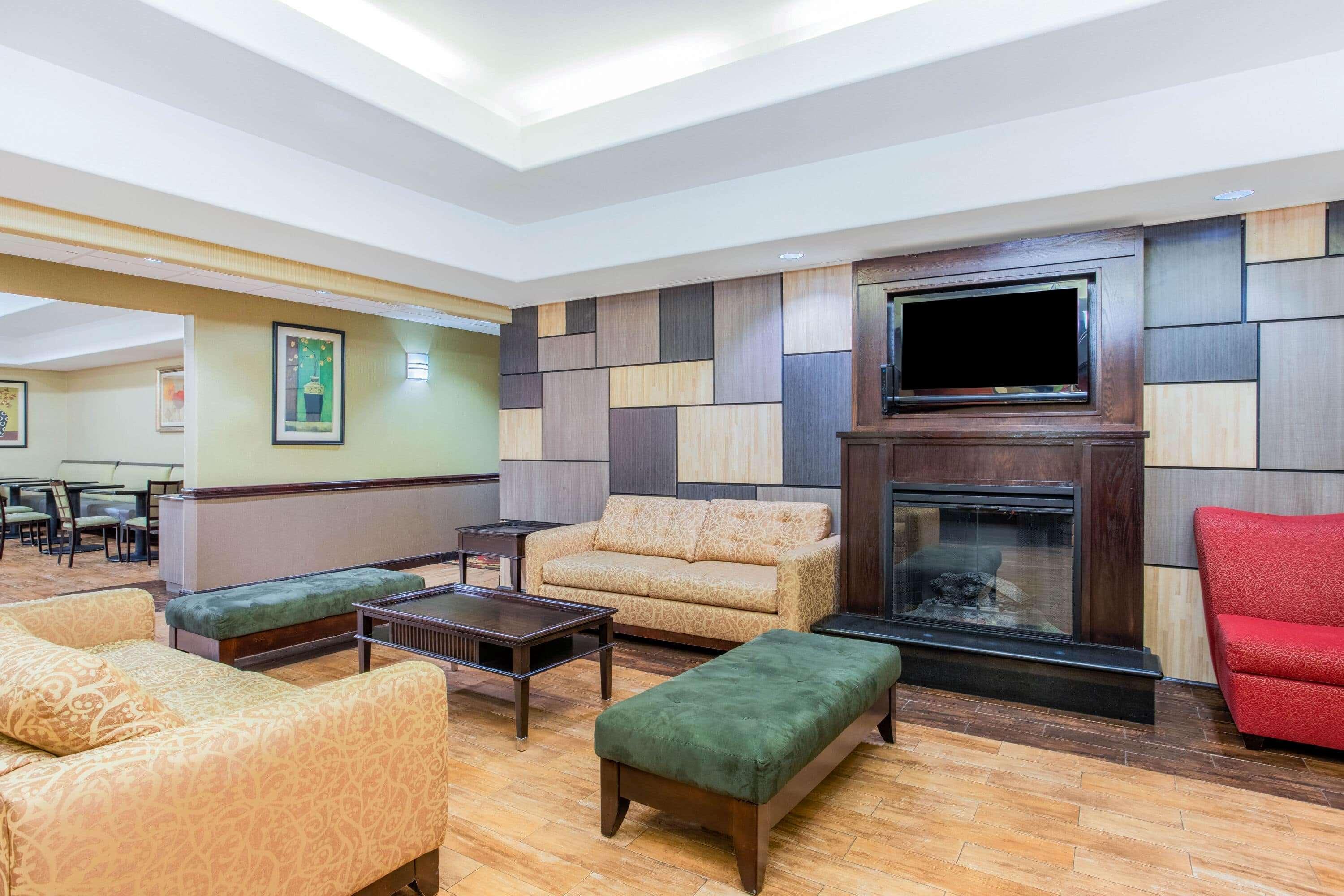 Vista Lobby La Quinta Inn & Suites by Wyndham Ennis