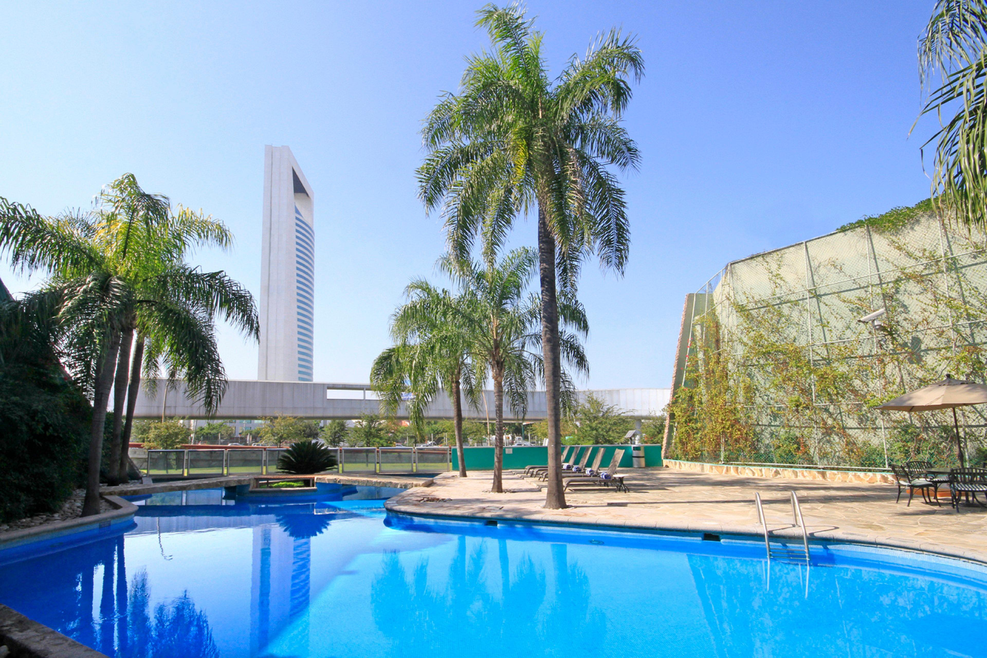 Vista Piscina Holiday Inn Monterrey - Parque Fundidora by IHG