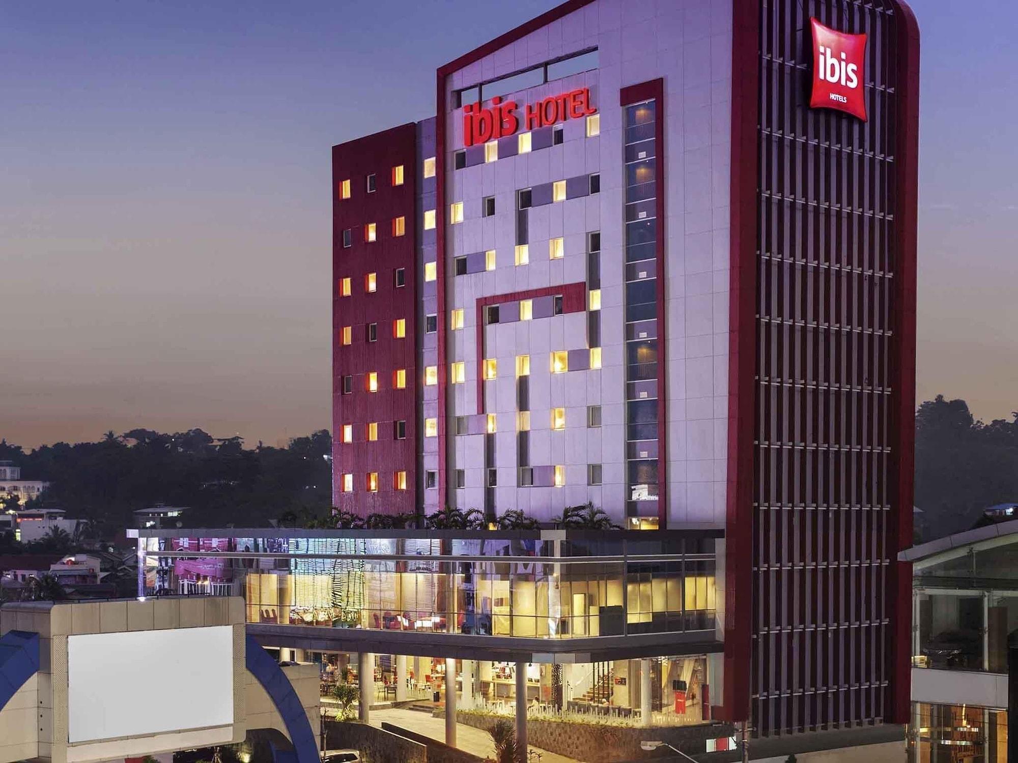 Vista Exterior ibis Manado City Center Boulevard