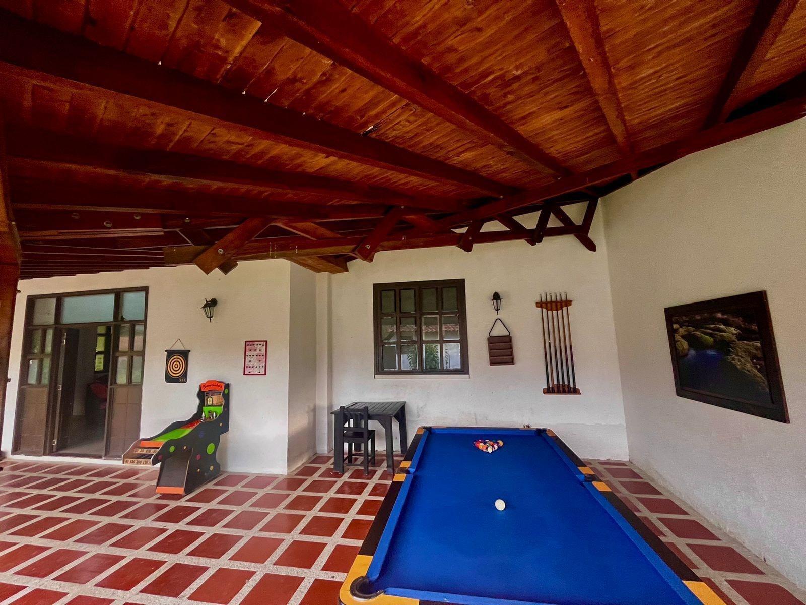 Instalaciones Recreativas Jardines del cafe entre nubes