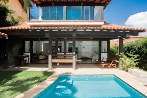 Aluguel por temporada - Formidável Casa com Piscina em Cond.