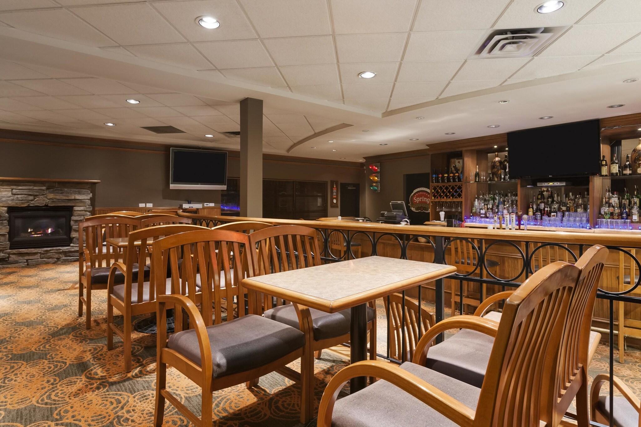 Bar/Salón Poco Inn and Suites Hotel & Conference Centre