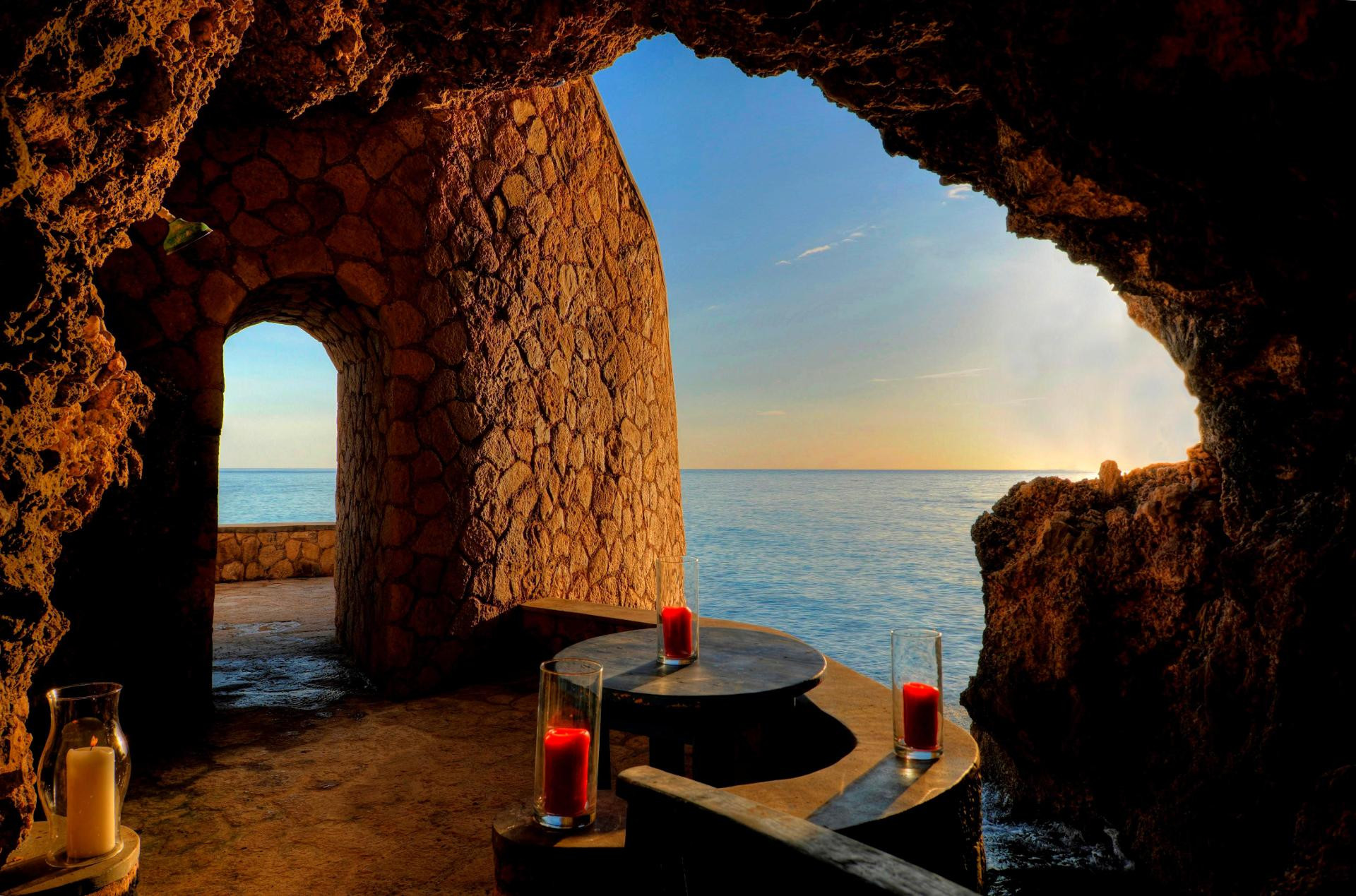 Bar/Salón The Caves