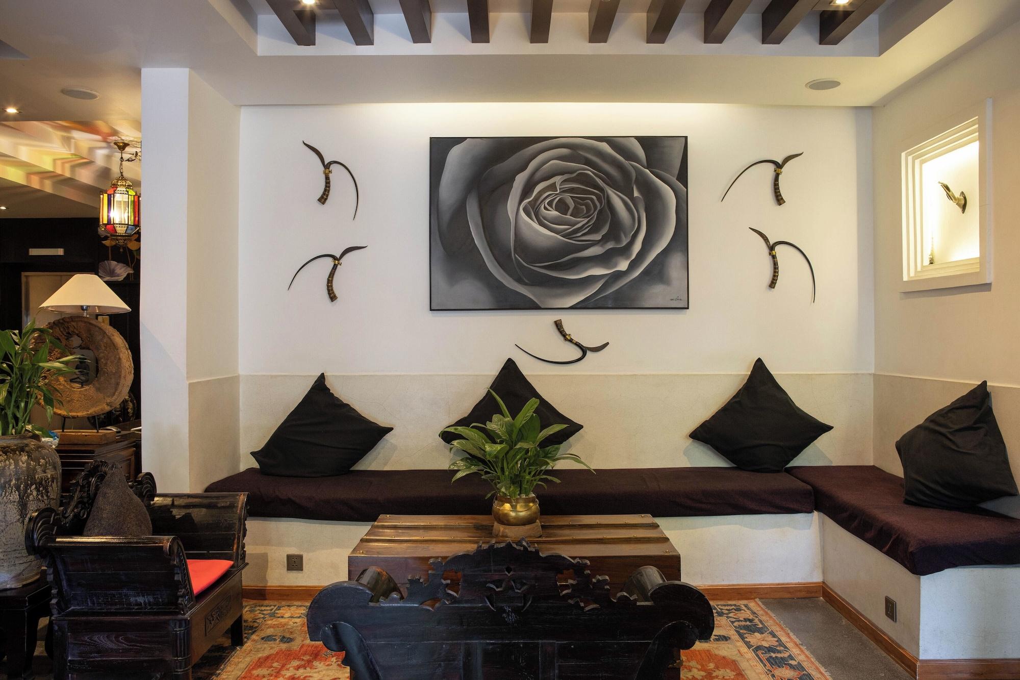 Vista Lobby La Rose Suites