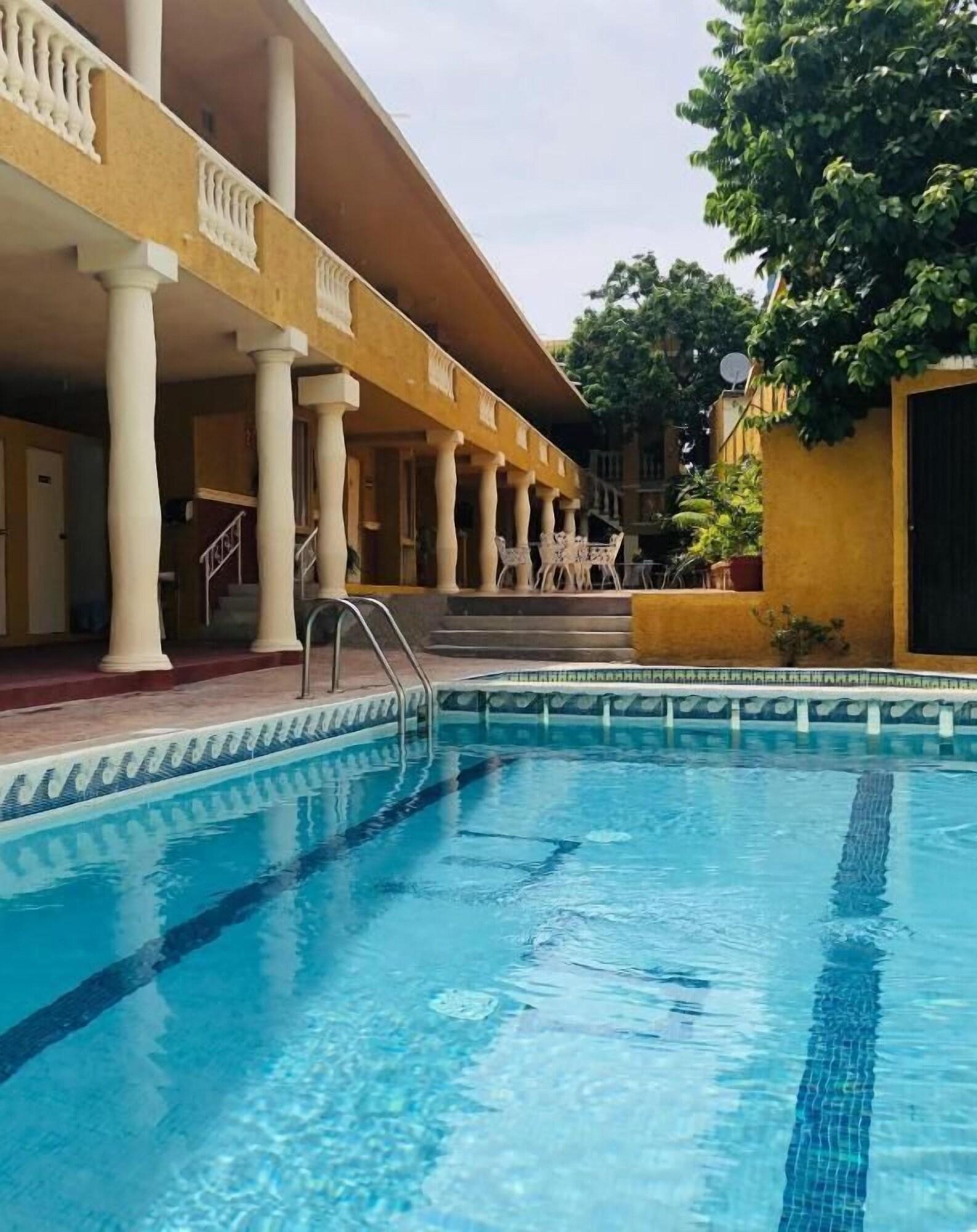 Vista Piscina Hotel Suites Ejecutivas