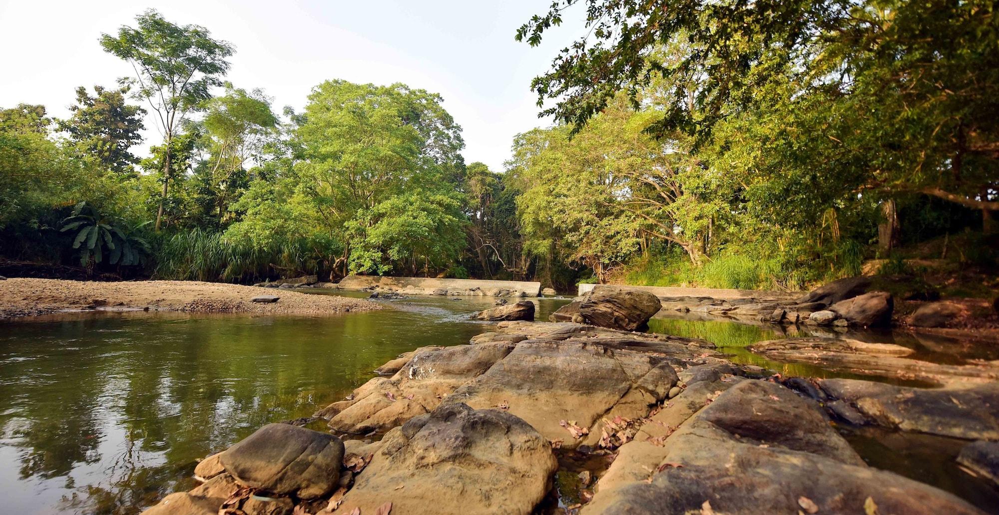 Varios Athgira River Camp