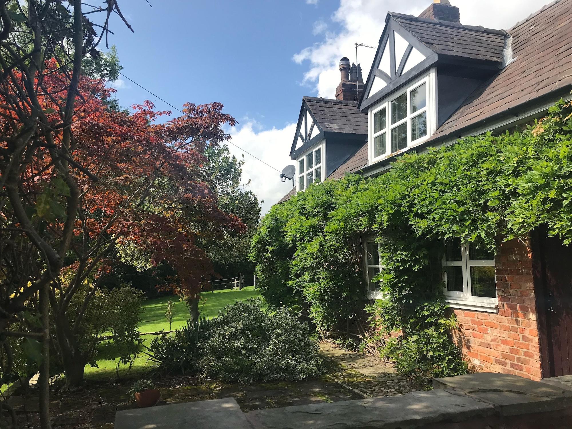 Varios Rylands Farmhouse