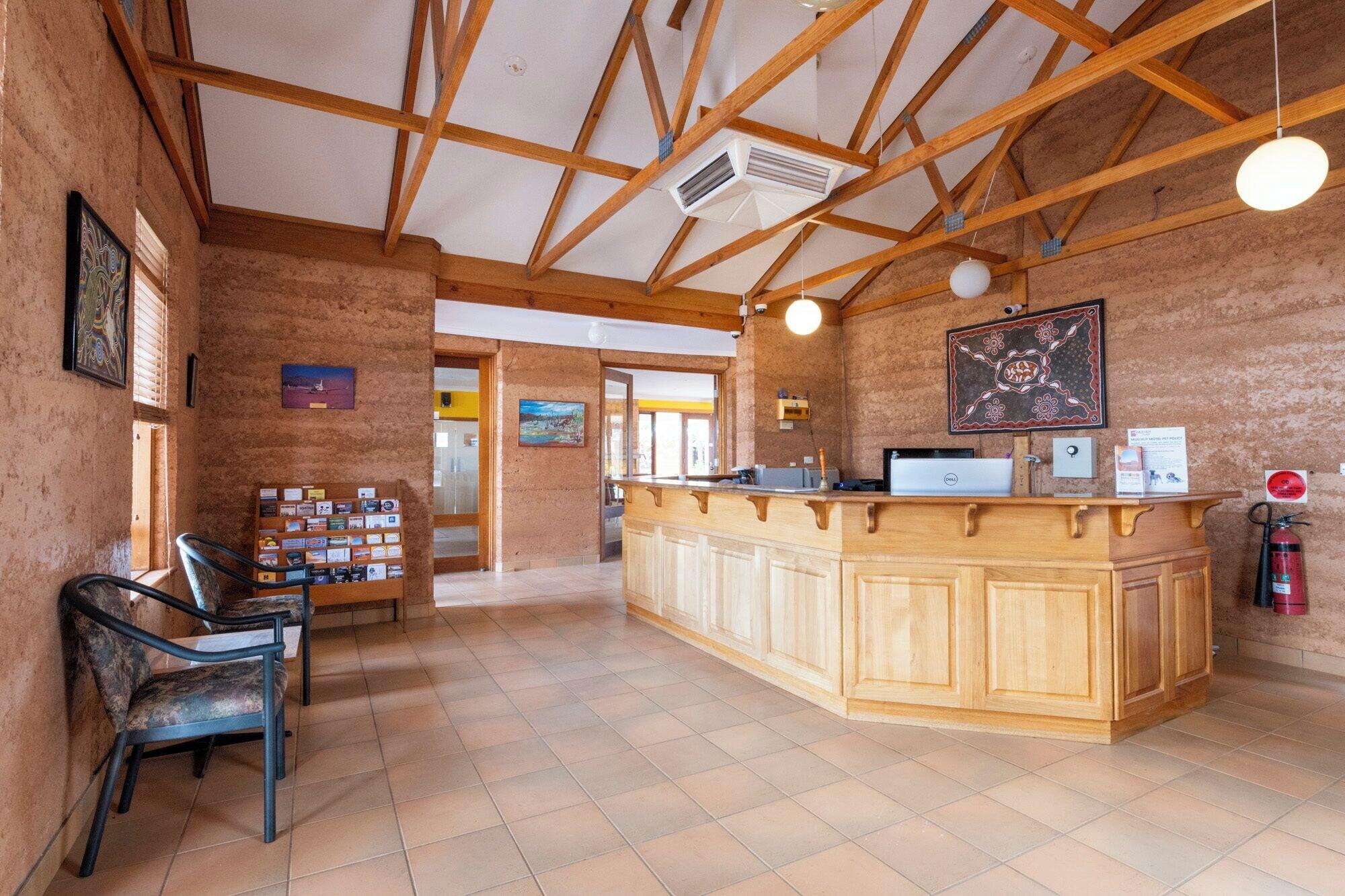 Vista Lobby Mud Hut Motel