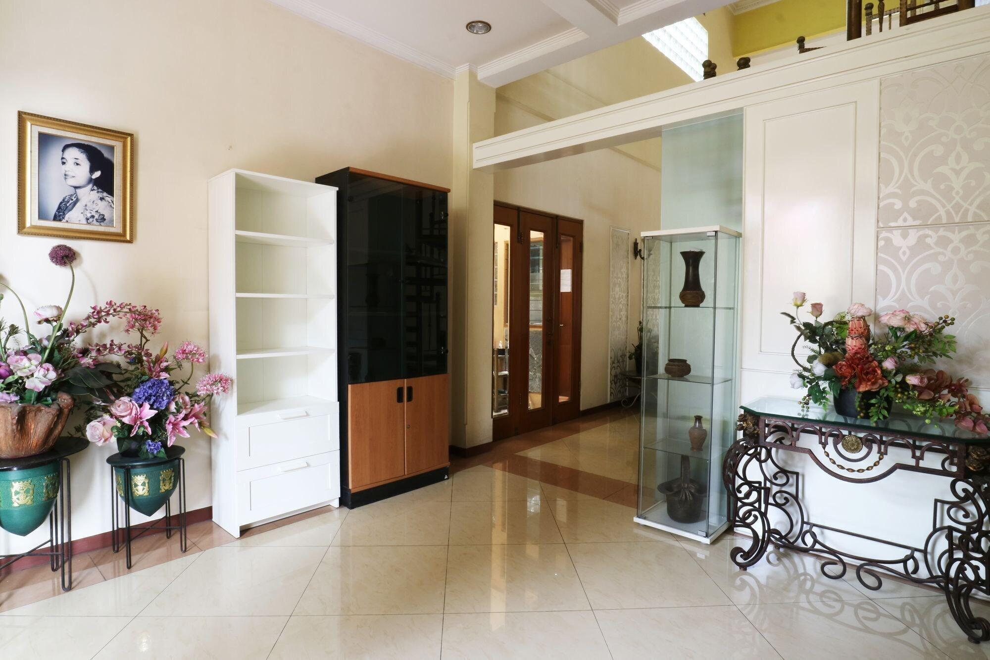 Vista Lobby Maharani Guesthouse Tebet Syariah - Hostel