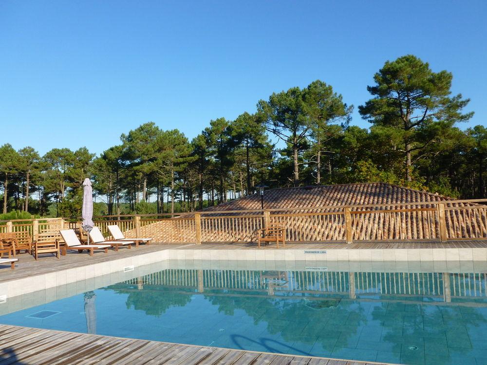 Vista da piscina Domaine du Ferret Balnéo & Spa