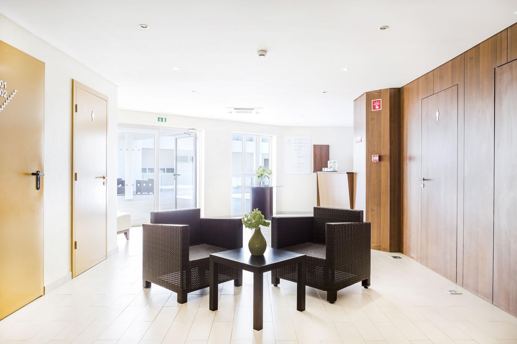 Vista Lobby Laguna