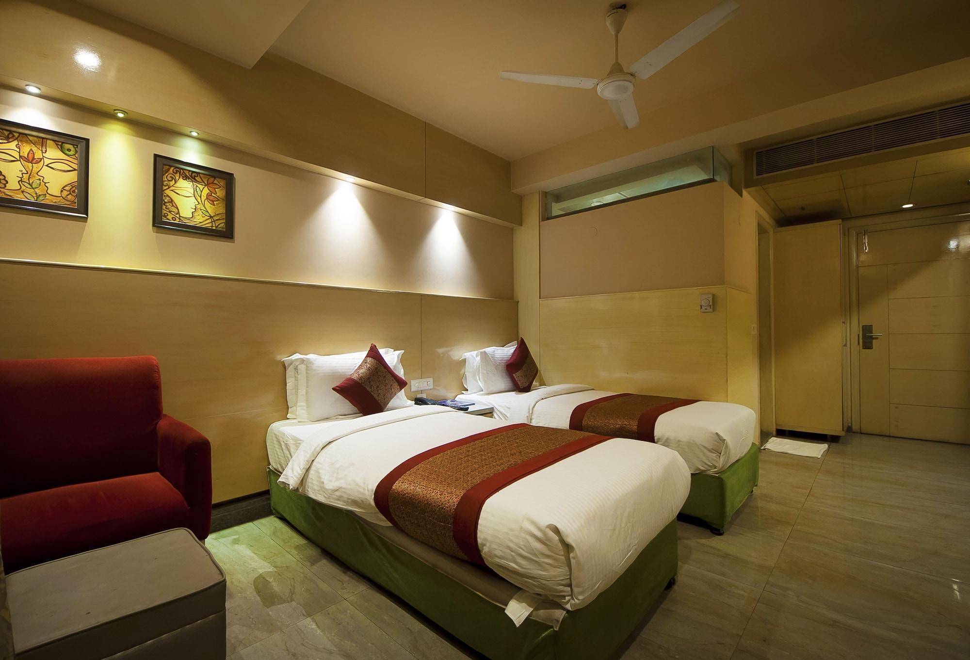 Vista Exterior Hotel Krishna Plaza