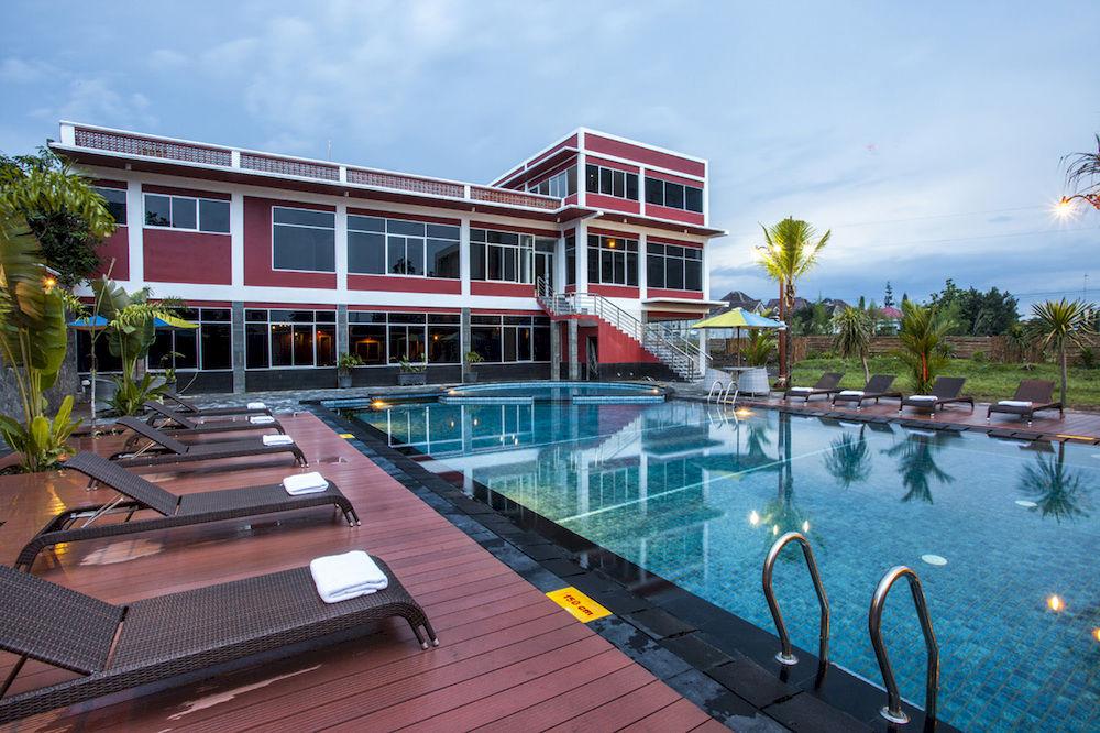 Vista Piscina Merapi Merbabu Yogyakarta Hotel