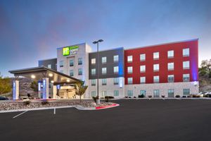 Alojamiento - Holiday Inn Express and Suites Price
