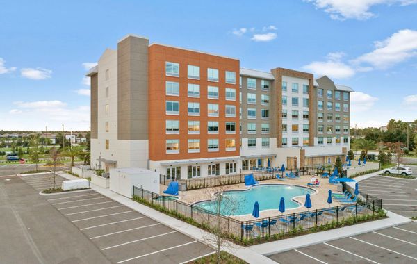 Holiday Inn Express & Suites Orlando - Lake Buena Vista by IHG - Hoteles cerca de Premium Outlets en Orlando