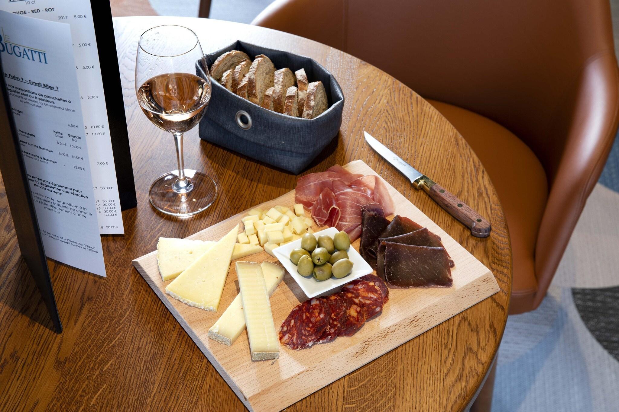 Bar/Salón Hotel Le Bugatti