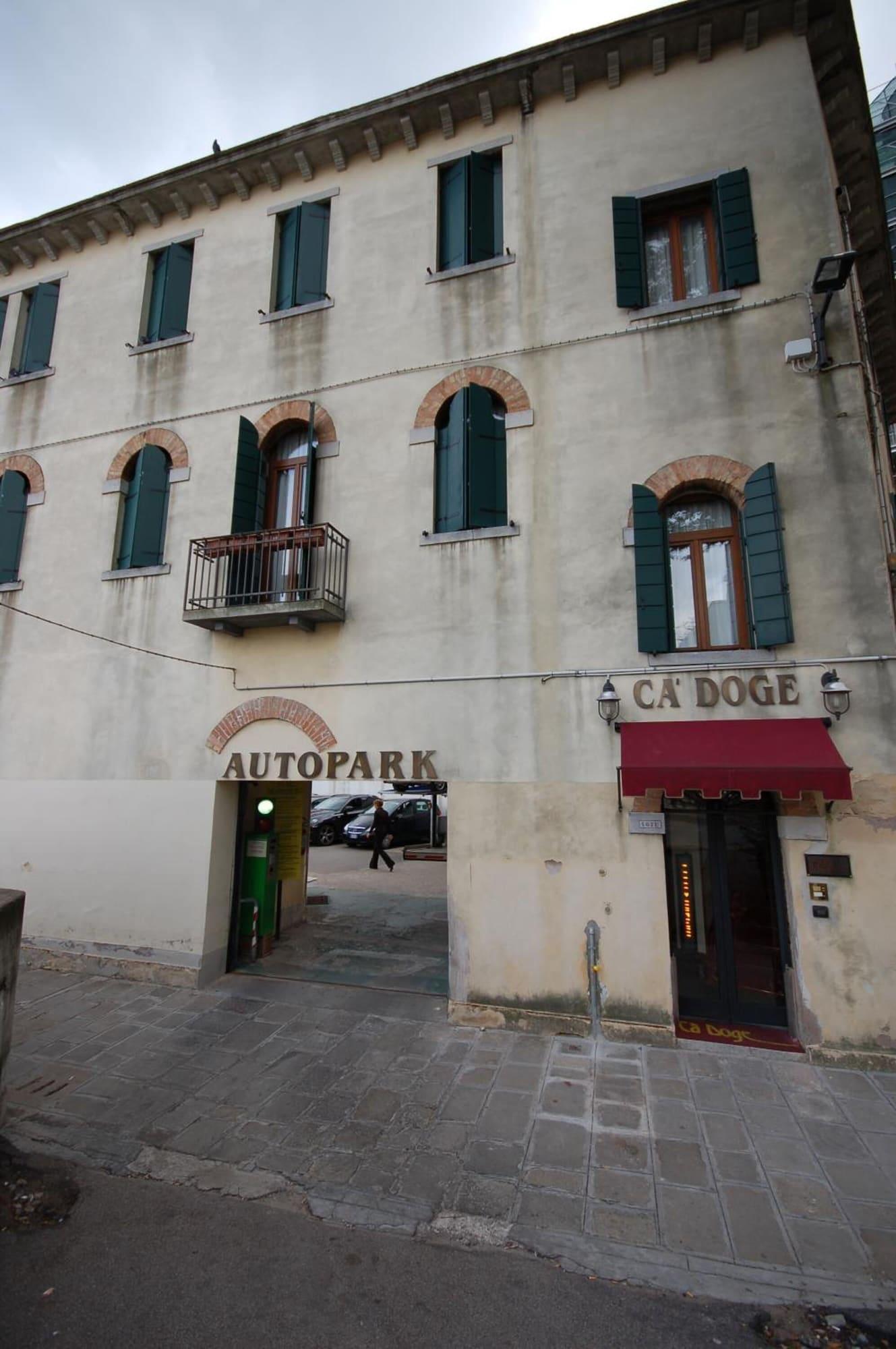 Vista Exterior Casanova FourRooms