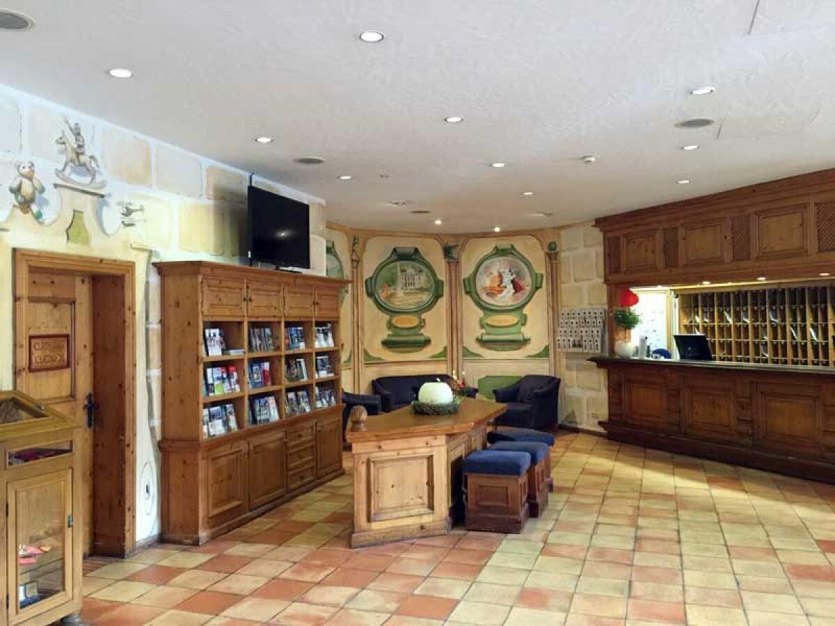 Vista Lobby Paul