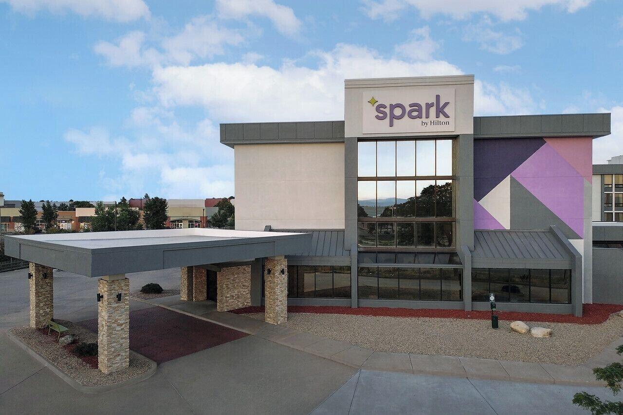 Vista Exterior Spark by Hilton Denver East I 70
