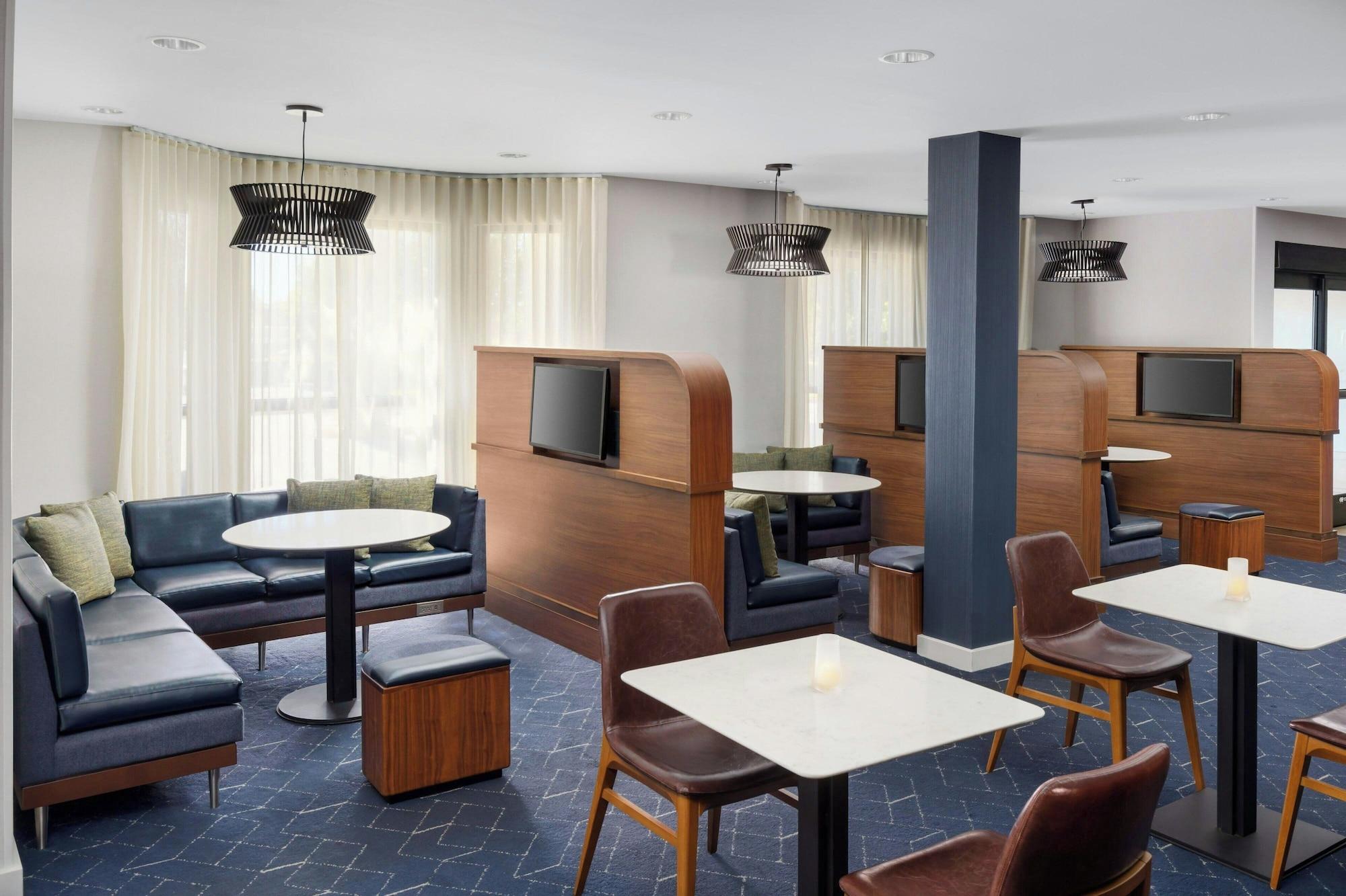 Vista Lobby Courtyard by Marriott Salinas Monterey
