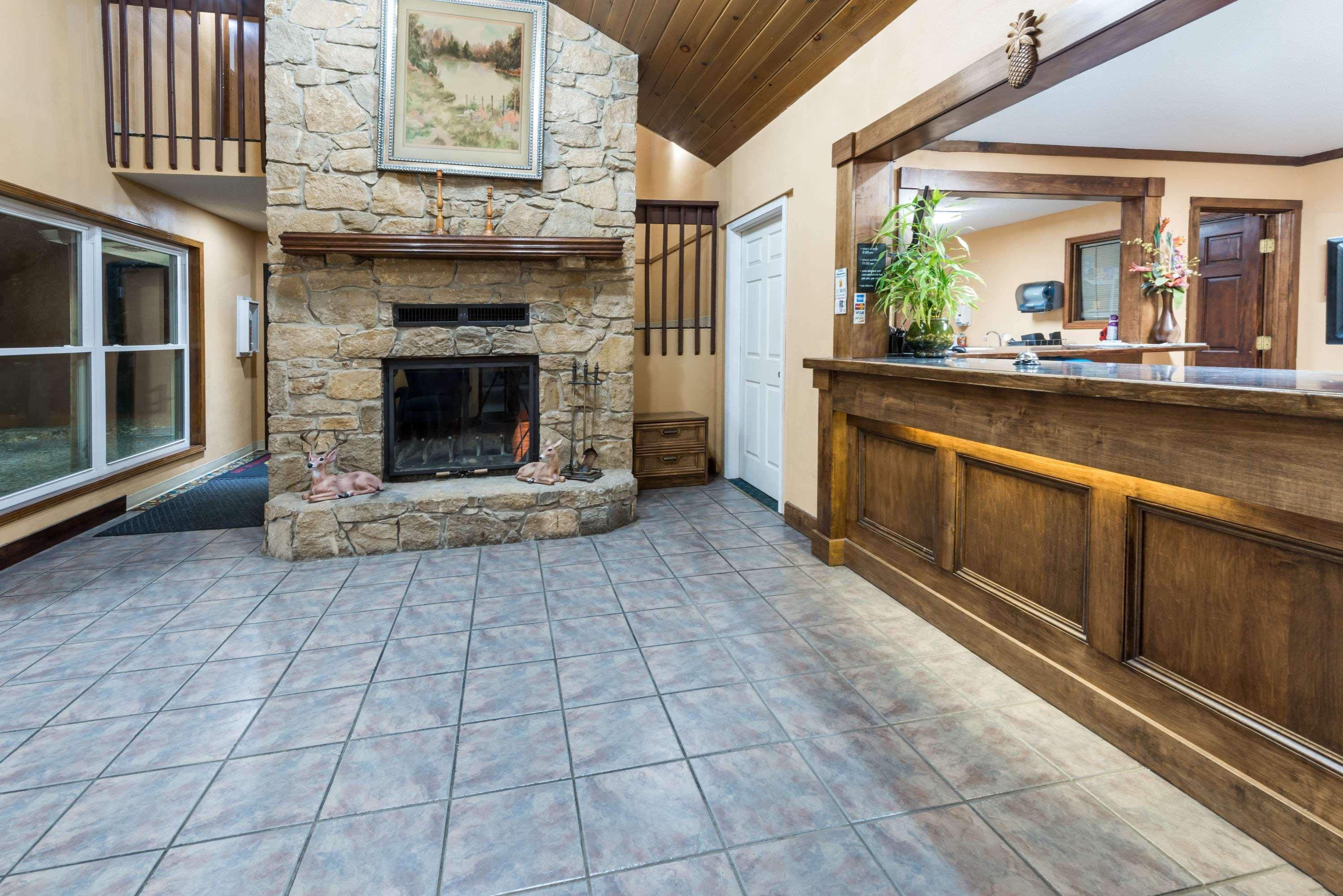 Vista Lobby Super 8 by Wyndham Higginsville