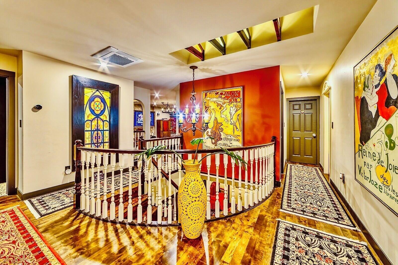 Varios Neocolonial Nouveau Kensington Vacation Home