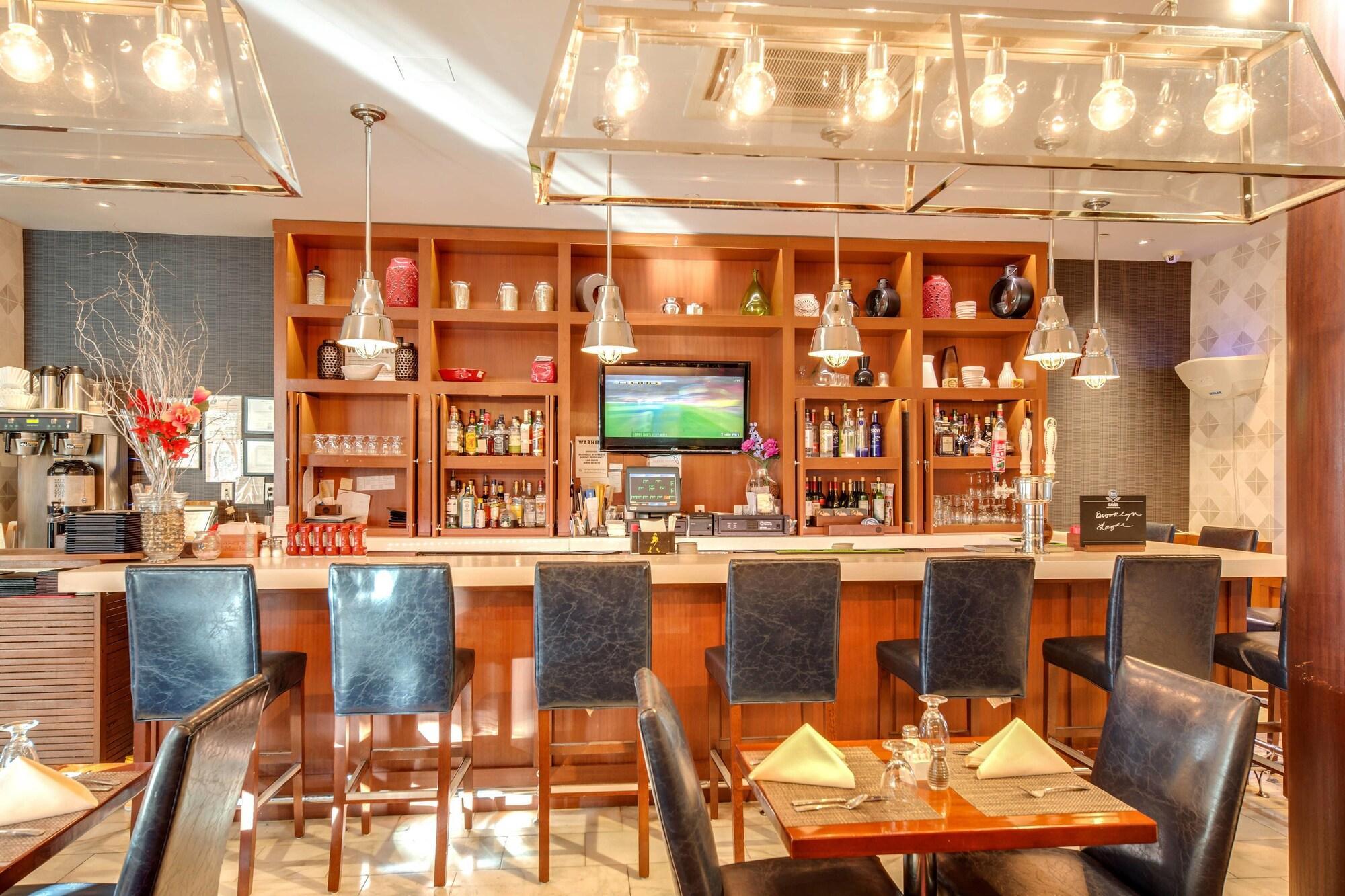 Bar/Salón Vista LIC Hotel, BW Premier Collection
