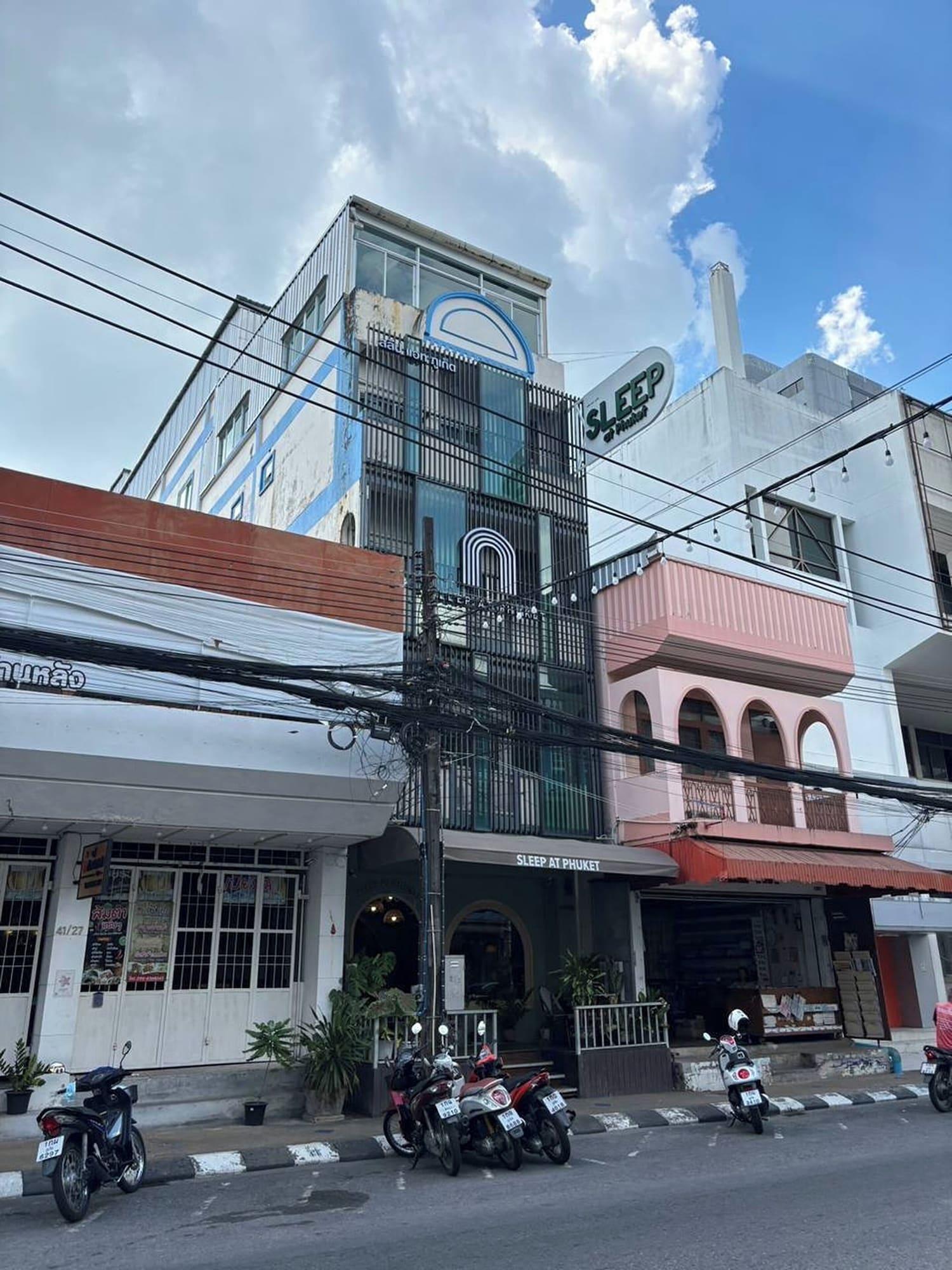 Varios Sleep at Phuket