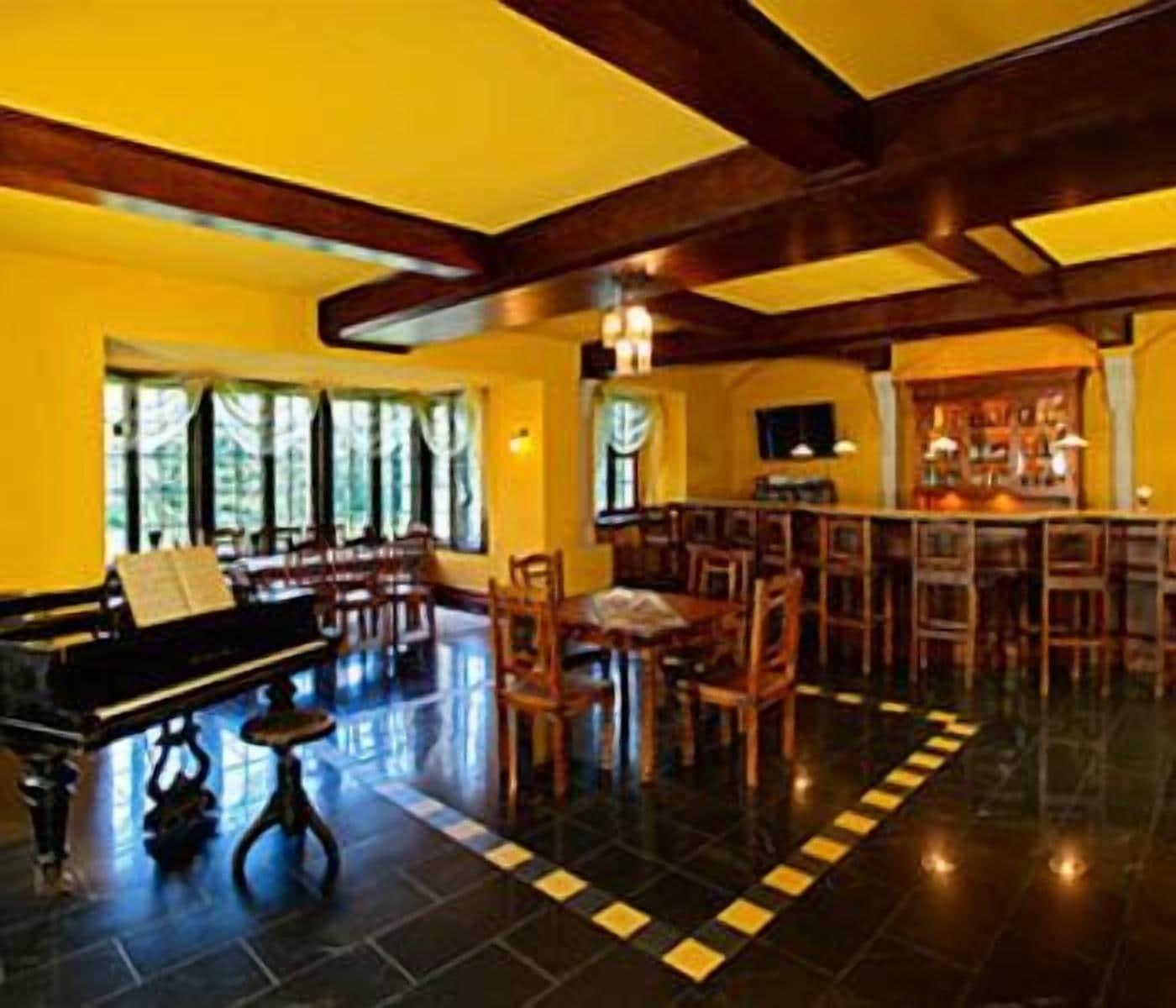Bar/Salón Zamek na Skale
