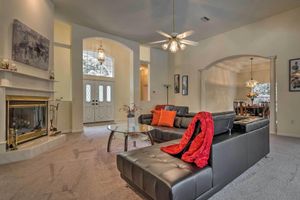 Alquiler Vacacional - 2 Mi to Golfing: Luxe House w/ Lanai + Pool