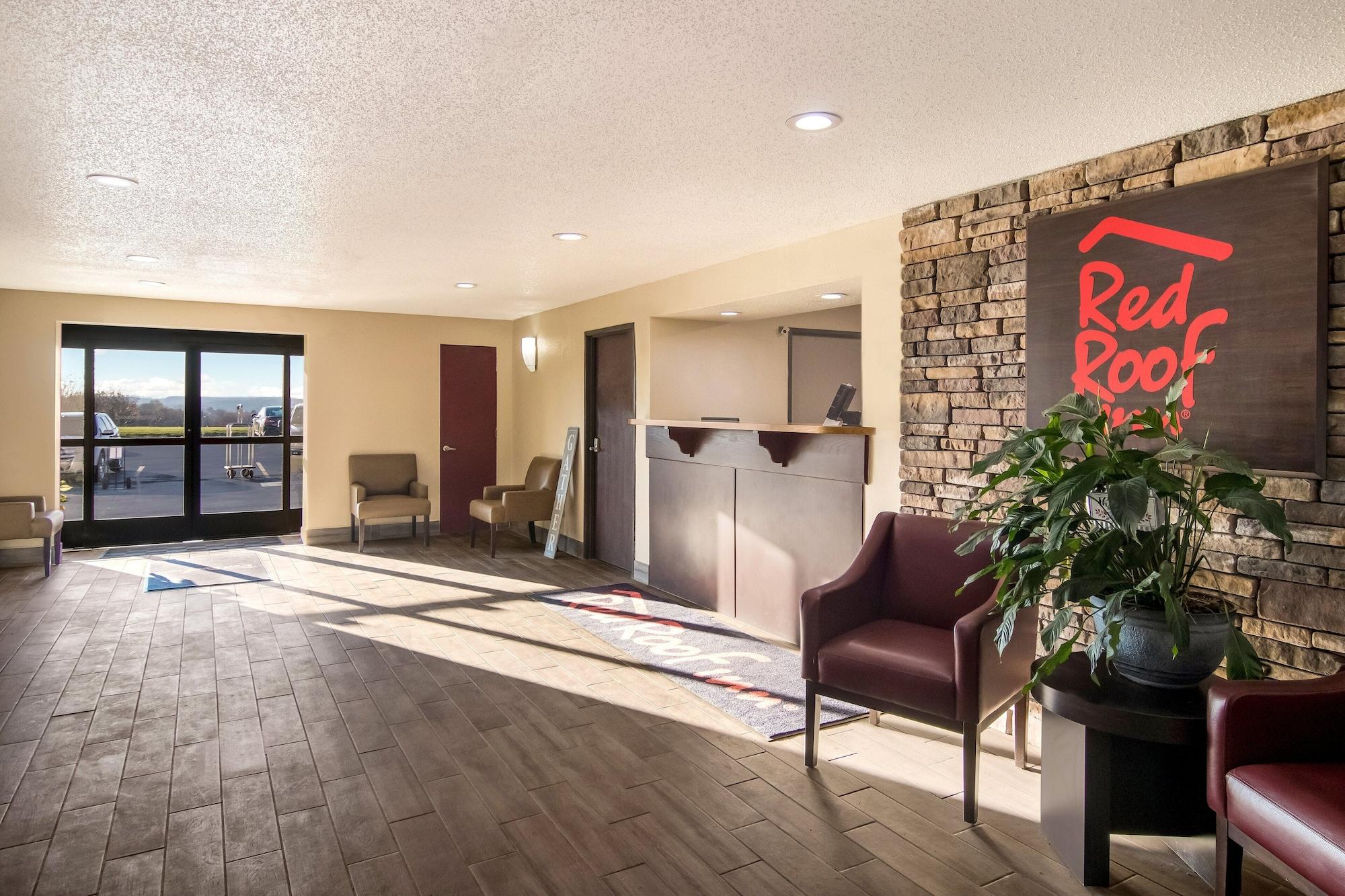 Vista Lobby Red Roof Inn Greensburg