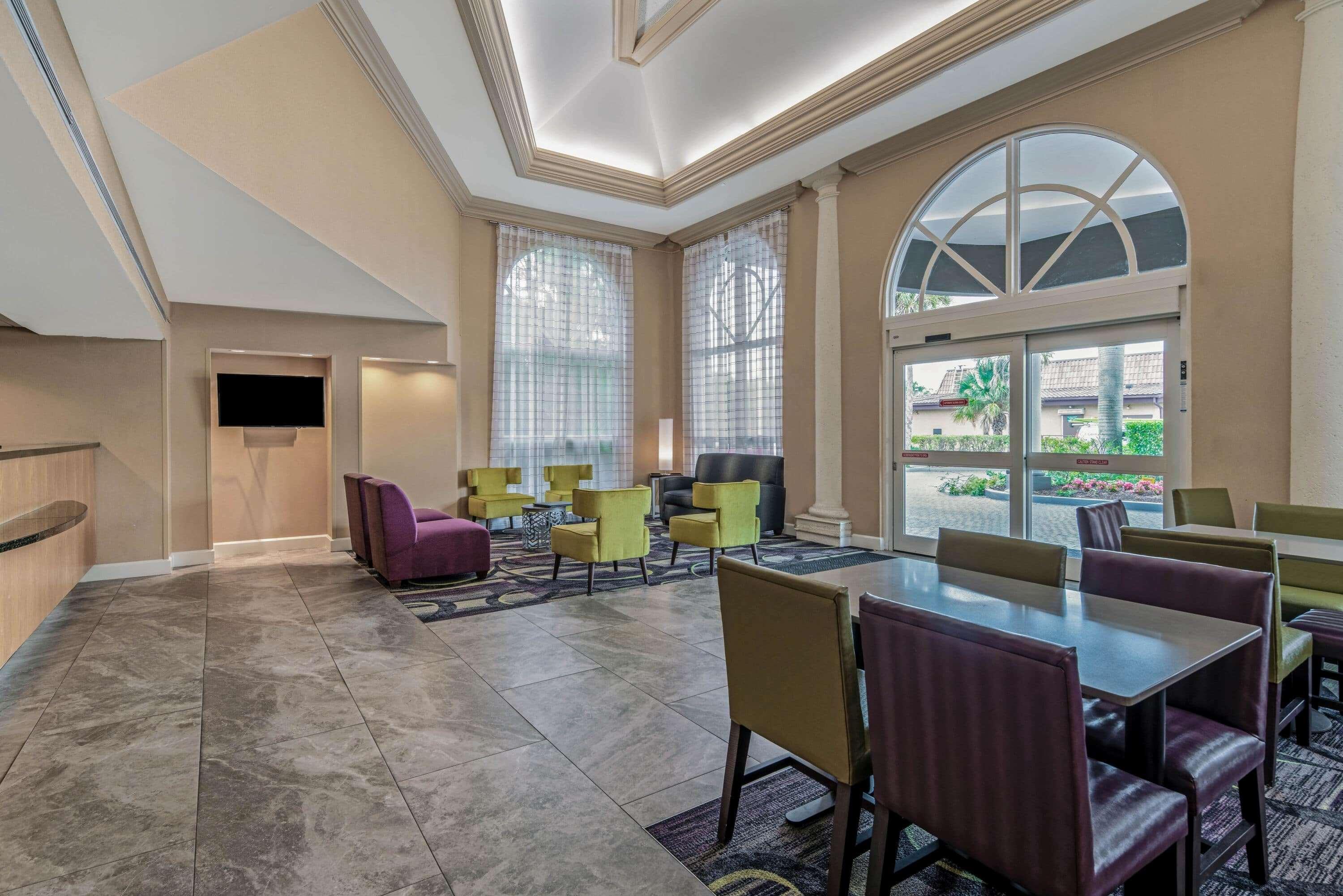 Vista Lobby La Quinta Inn & Suites by Wyndham Naples Downtown