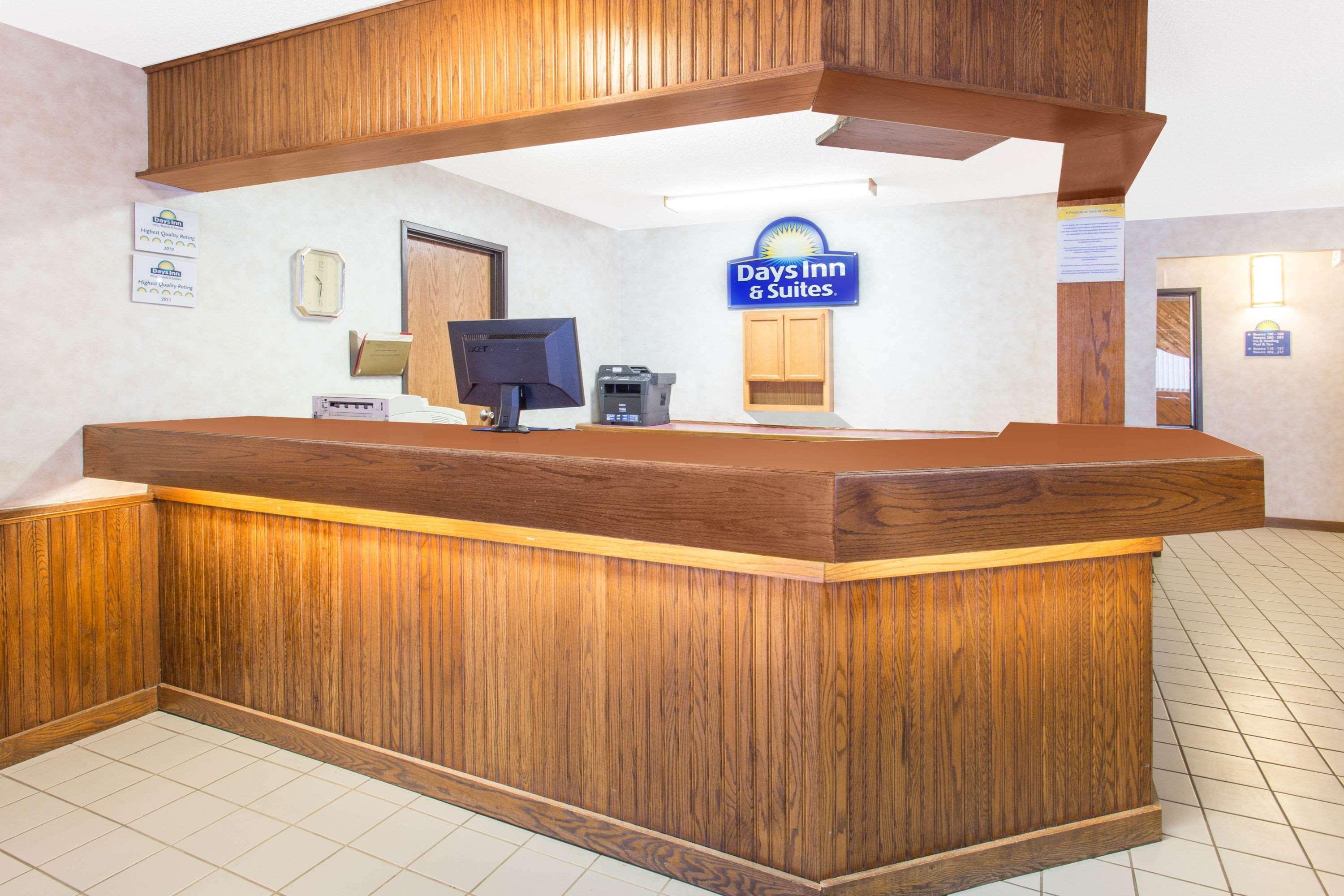 Vista Lobby Days Inn & Suites by Wyndham Davenport East