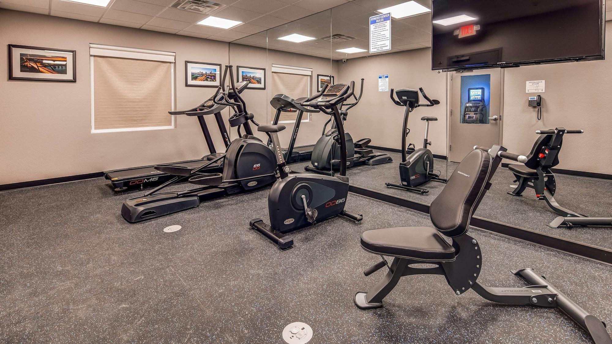 Gimnasio SureStay Plus Hotel by Best Western Humble