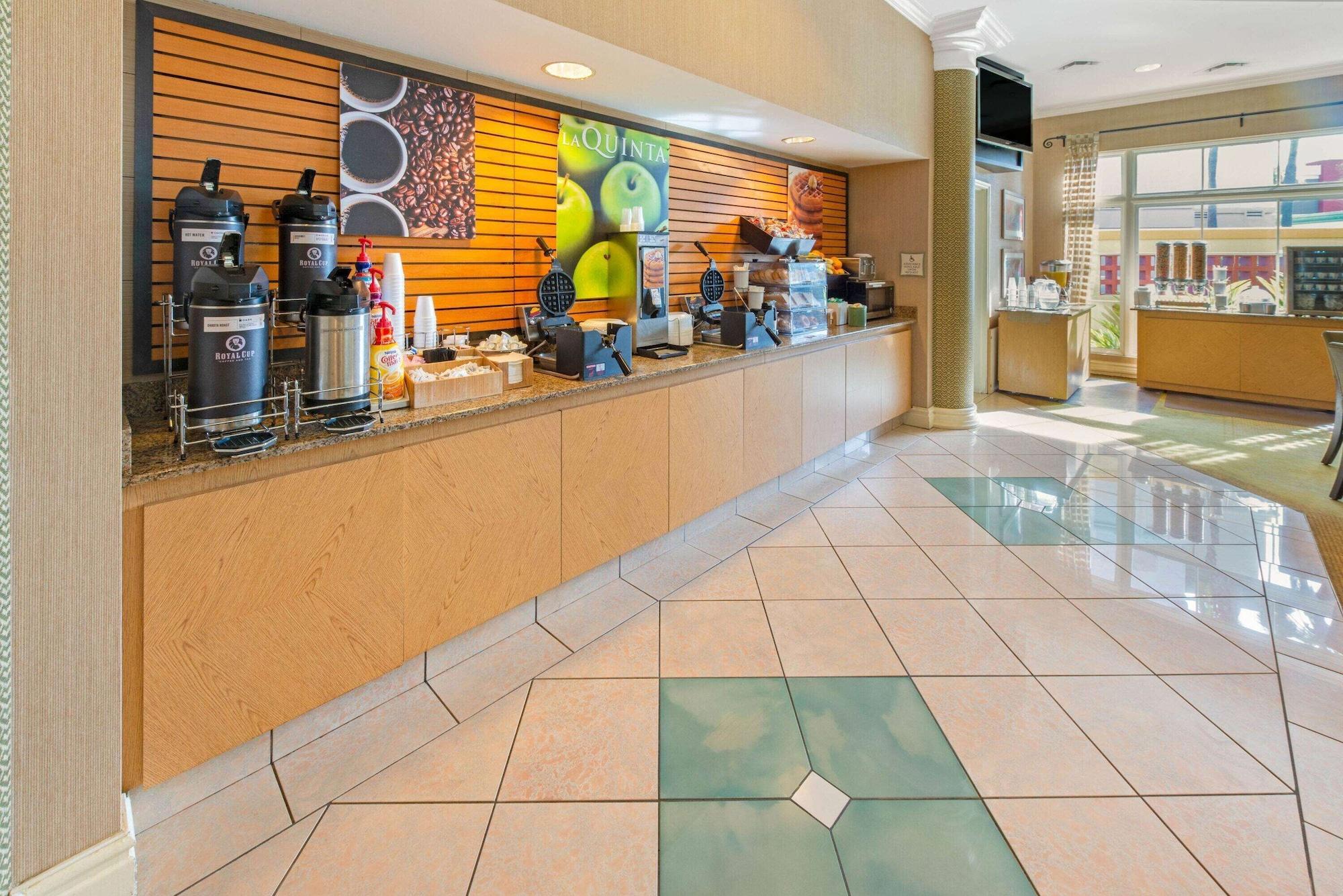 Restaurant La Quinta Inn & Suites by Wyndham USF (Near Busch Gardens)