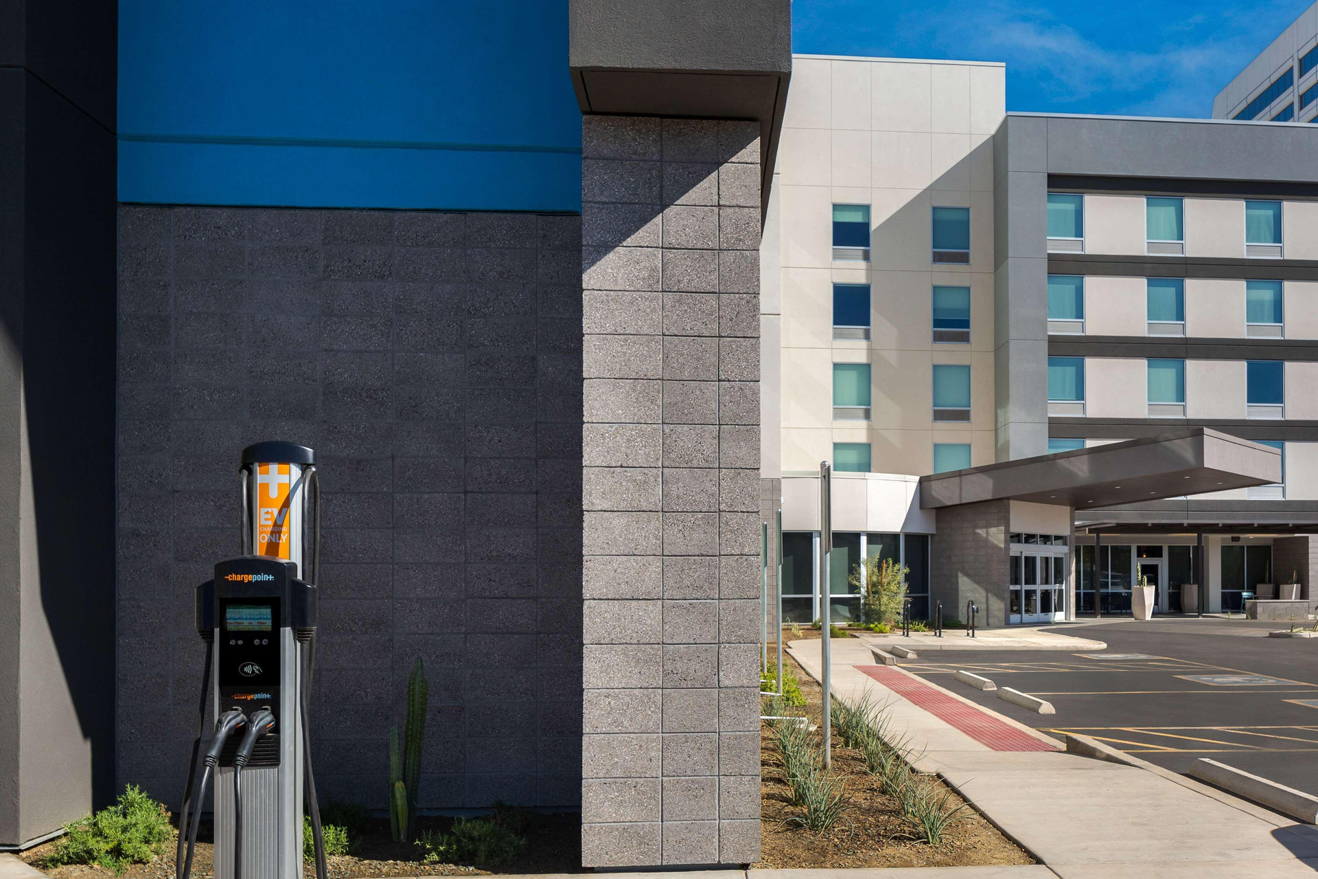 Vista Lobby Home2 Suites BY Hilton Phoenix Midtown
